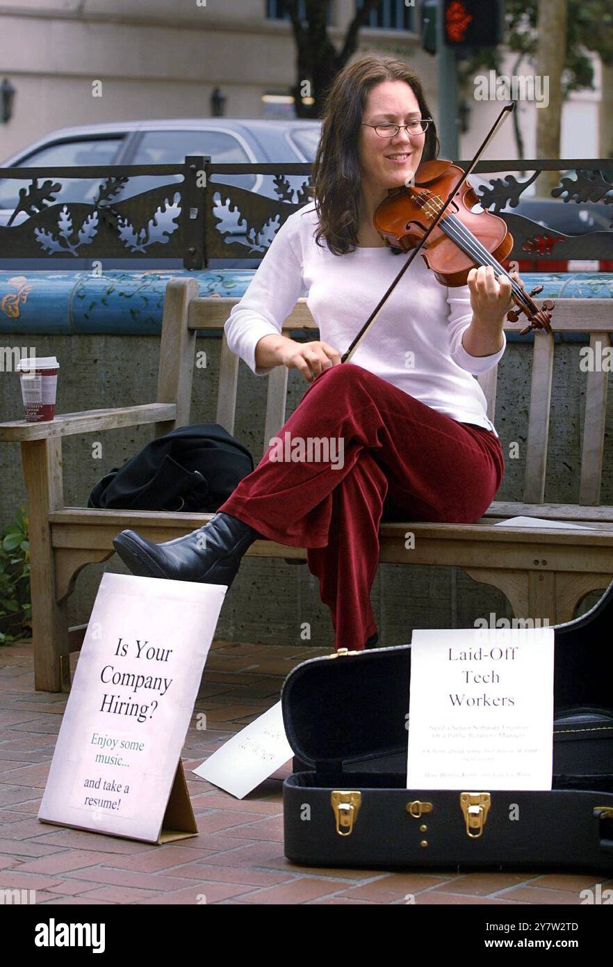 Palo Alto, Kalifornien: Ein entlassener Software-Ingenieur aus Belmont, Kalifornien, der heute Passanten auf der University Avenue in der Innenstadt von Palo Alto mit keltischer Musik und Lebensläufen betreibt. Sie hoffte, High-Tech-Führungskräfte beim Mittagessen ins Auge zu fassen. Februar 2002 Stockfoto