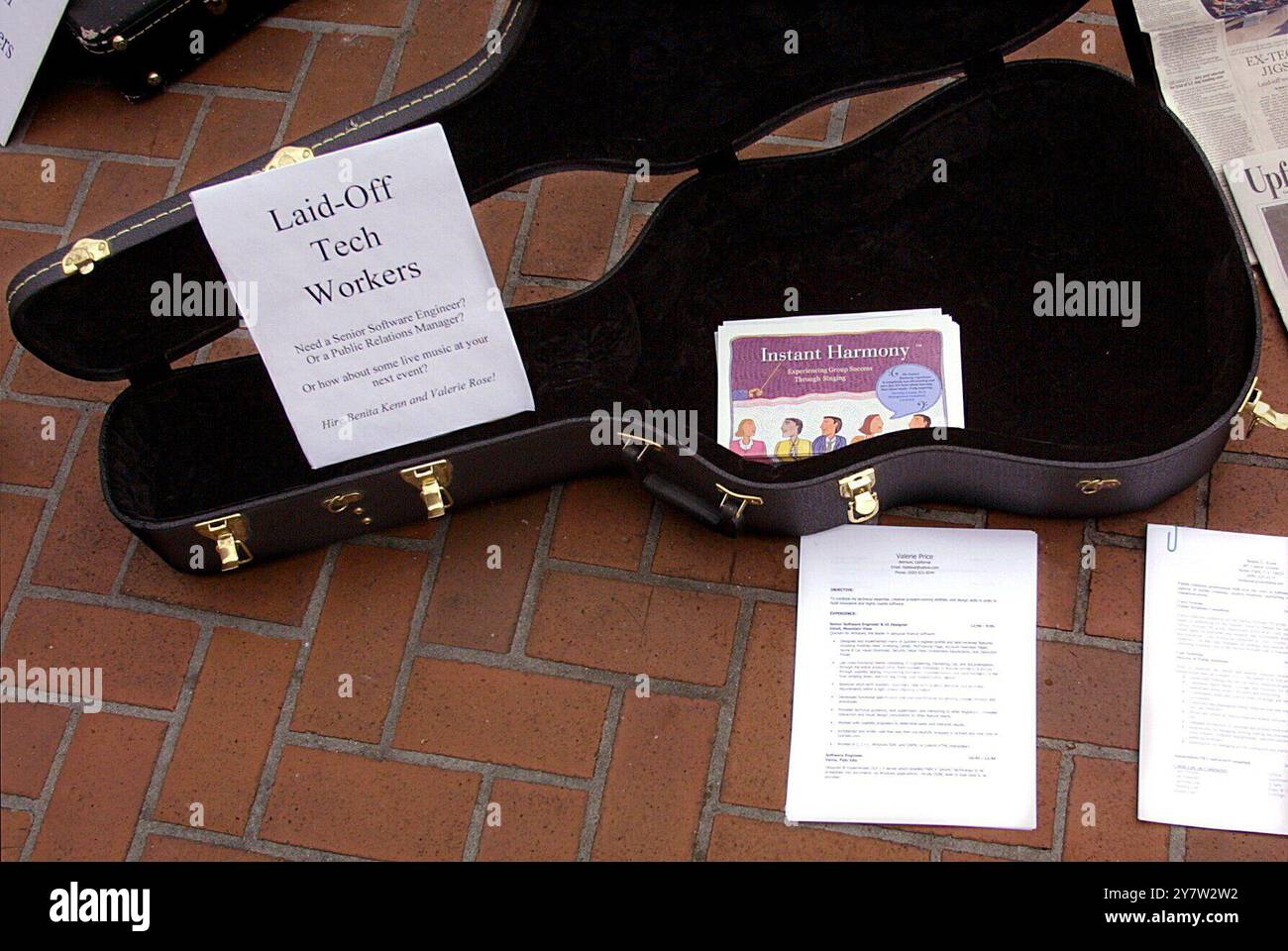 Palo Alto, Kalifornien: Ein entlassener Software-Ingenieur aus Belmont, Kalifornien, und ein entlassener High-Tech Public Relations Manager aus Menlo Park, Kalifornien, unterhält heute Passanten auf der University Avenue in der Innenstadt von Palo Alto mit keltischer Musik und Lebensläufen. Sie wollten High-Tech-Führungskräfte ins Auge fassen, die zum Mittagessen gingen. Bisher keine Stellenangebote, aber es ist besser, als zu Hause zu sitzen und auf das Klingeln des Telefons zu warten. Sie haben andere Arbeitslose getroffen, die ihren Geistern helfen. Februar 2002. Stockfoto