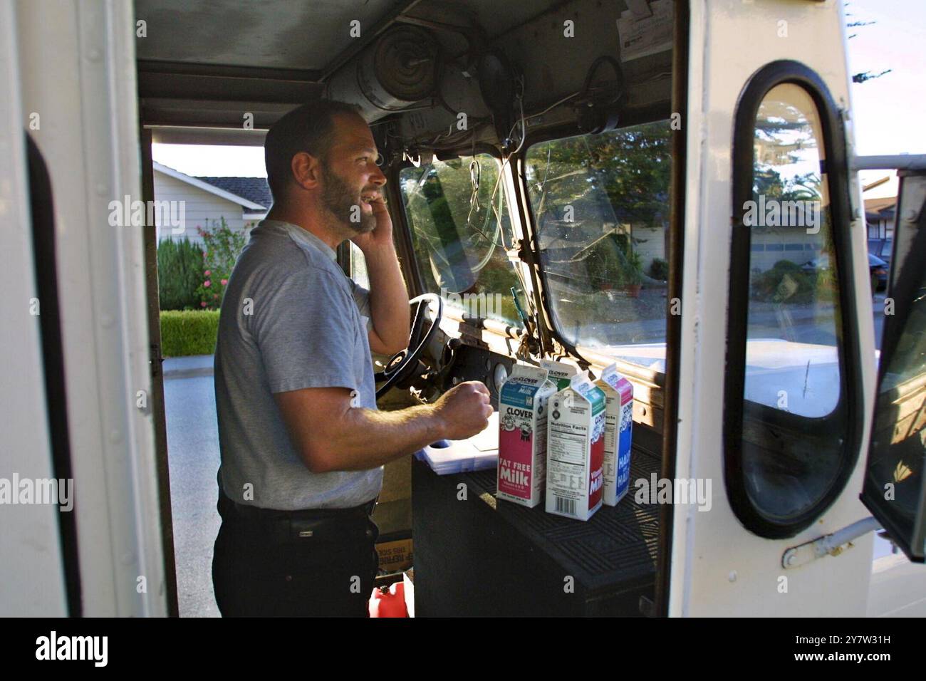 Foster City, Kalifornien: Ein Milchmann in der Bay Area macht seine Runde in einem weißen 1960 Ford T500 Milchwagen. Er hat drei Lkw und zwei Mitarbeiter und verdankt seinen Erfolg einem schnellen Service und altmodischen Werten. Kunden können entweder in ihrer Bestellung anrufen oder eine Notiz hinterlassen, in der sie ihre Bedürfnisse angeben. Oktober 2001. ML Stockfoto