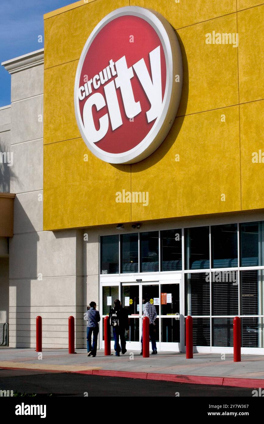 East Palo Alto, Kalifornien, außerhalb des East Palo Alto Circuit City Stores, das einer von 155 Geschäften ist, die die Firma aus Richmond, VA, schließen will. Laut der New York Times hat Circuit City 2008 nur einen Gewinn für ein Viertel erzielt. Foto am Dienstag, 4. November 2008. Stockfoto