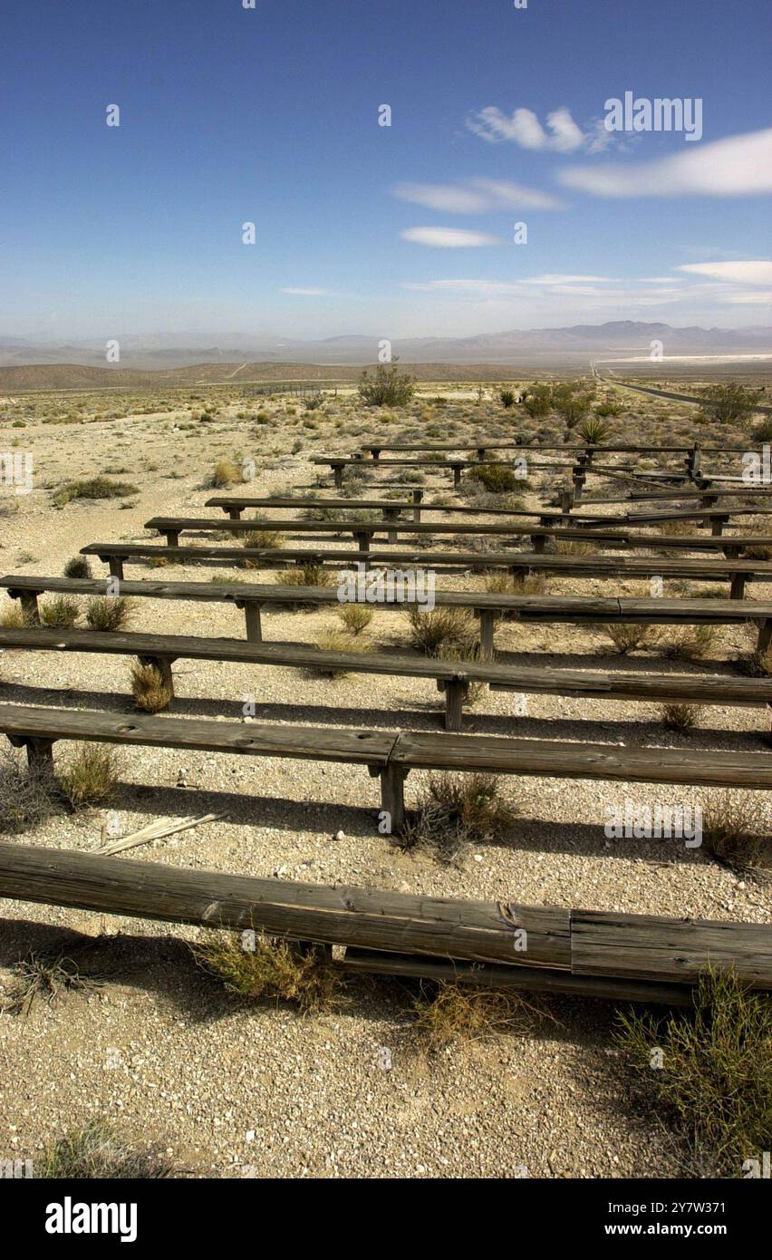 Mercury, Nevada --- diese jetzt verrotteten Bänke auf dem Nevada Test Site waren einst Stadionsitzplätze für atmosphärische Atomtests. Politiker und andere Würdenträger kamen, um die Tests im Wüstenboden darunter zu beobachten. Seit 1962 wurden keine atmosphärischen Tests durchgeführt. Mai 2002 Stockfoto