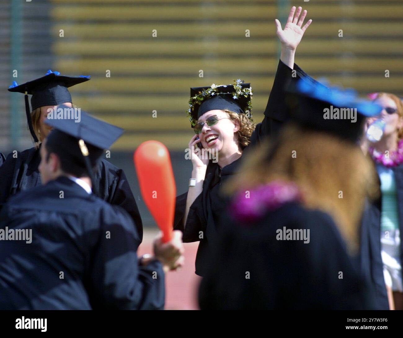 Palo Alto, Kalifornien.,---(links) Chelsea Clinton spricht während des Wacky Walks auf dem Handy und den Wellen vor dem Beginn der Abschlussfeier an der Stanford University am Sonntag, den 16. Juni 2001. Stockfoto