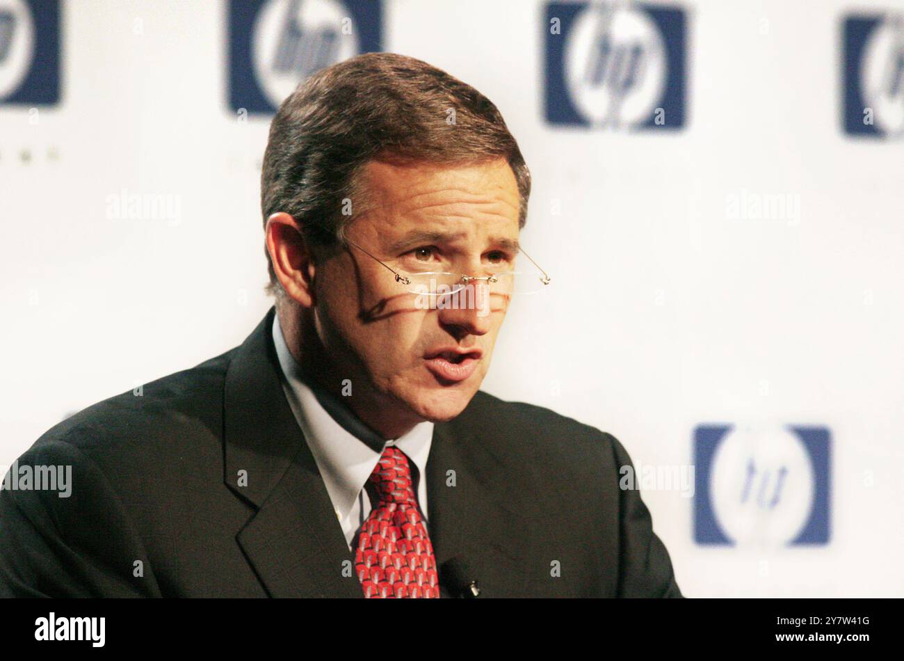 Palo Alto, CA--Mark Hurd, Präsident und CEO von Hewlett Packard, gab am Freitag, den 22. September 2006, im HP Hauptsitz in Palo Alto eine kurze Erklärung vor Reportern bezüglich des Skandals über die Spionage in den Vorstandssitzungen ab. Sie gaben auch bekannt, dass die Vorsitzende von HP Patricia Dunn sofort zurückgetreten ist. Stockfoto