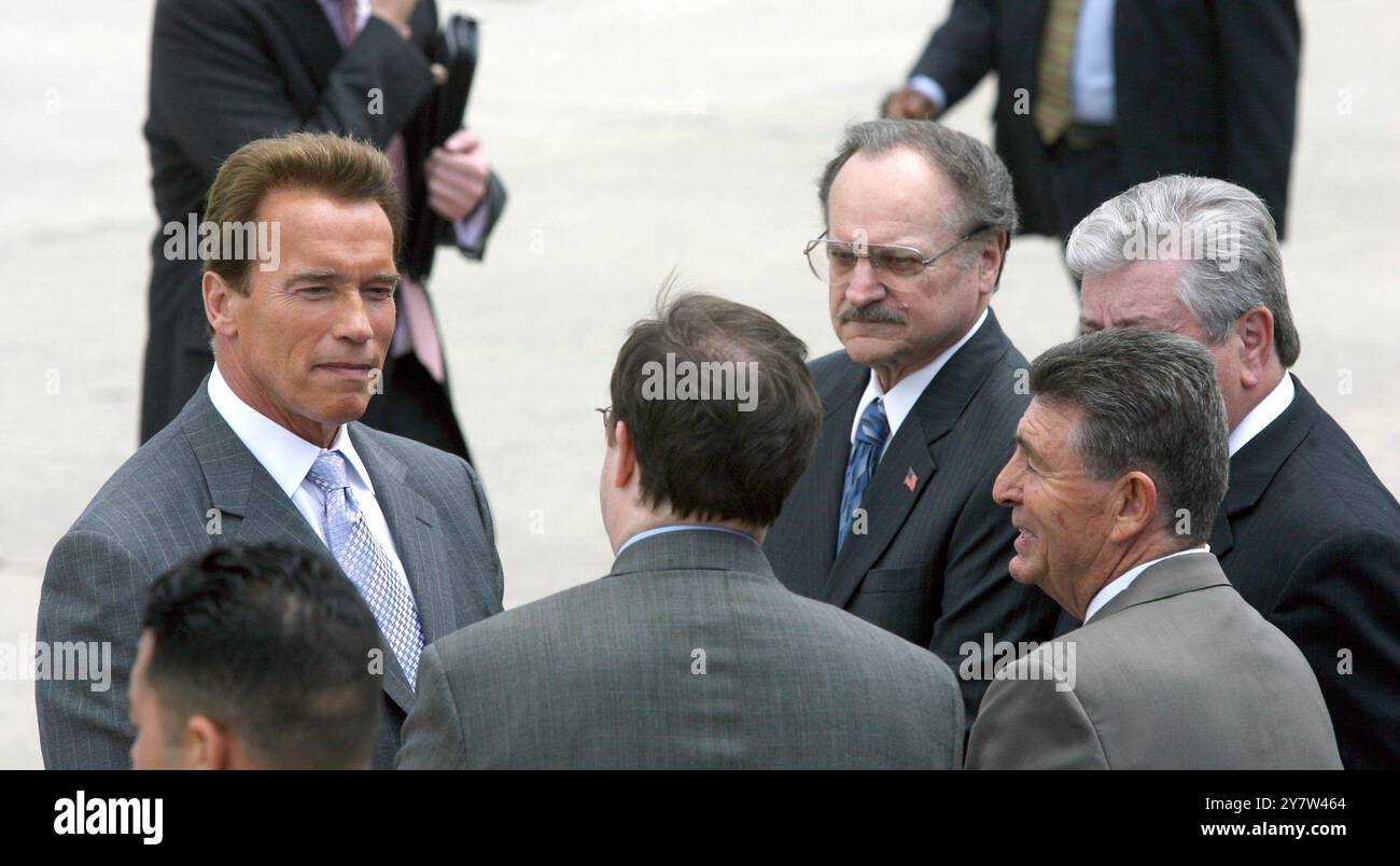 Der kalifornische Gouverneur Arnold Schwarzenegger spricht mit dem Bürgermeister von Mountain View Nick Galiotto und dem Bürgermeister von Sunnyvale Ron Swegles, während sie auf die Ankunft von Präsident George Bush am Freitag, den 21. April 2006, in Moffett Field warten Stockfoto