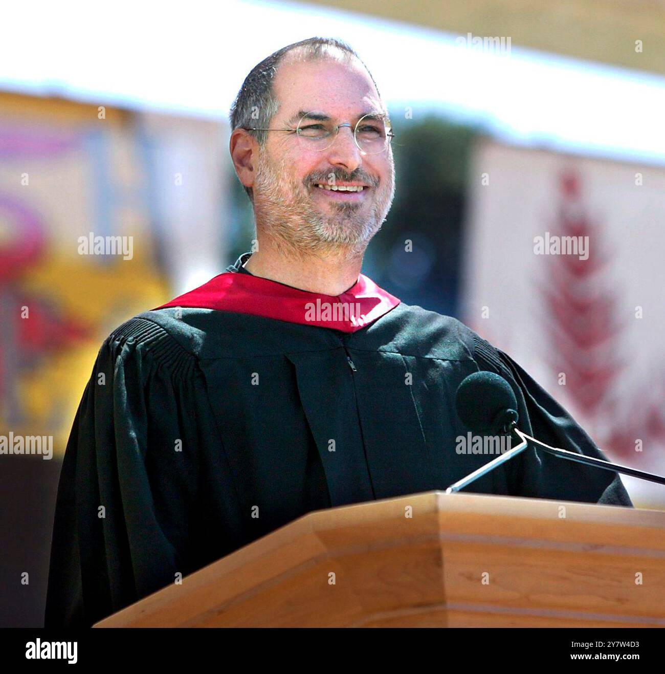 Palo Alto, KALIFORNIEN: 12. Juni 2005. Steve Jobs, CEO von Apple Computer und Pixar Animation Studio, hielt die Festrede während des 114. Gründungsprogramms der Stanford University im Stanford Stadium. Jobs erzählte den Absolventen, dass der Studienabbruch die beste Entscheidung war, die er je getroffen hat. Das Bild reproduziert am besten bis zu einer halben Seite mit 300 dpi Stockfoto
