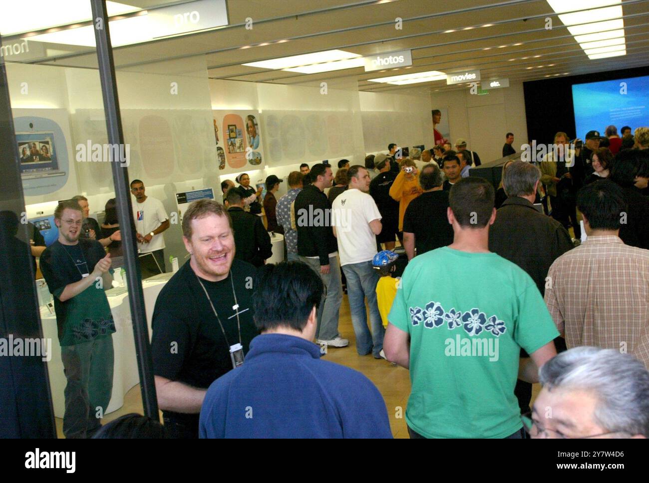 PALO ALTO, KALIFORNIEN Apple Store, wo Hunderte von Menschen in der Warteschlange für die offizielle Veröffentlichung des neuen Betriebssystems Mac OS X 10,4 „Tiger“ von Apple am Freitag, den 29. April 2005 warten. Stockfoto