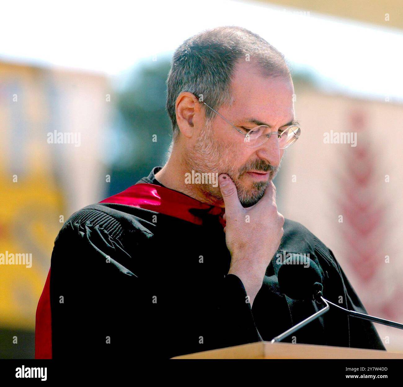 Palo Alto, KALIFORNIEN: 12. Juni 2005. Steve Jobs, CEO von Apple Computer und Pixar Animation Studio, hielt die Festrede während des 114. Gründungsprogramms der Stanford University im Stanford Stadium. Jobs erzählte den Absolventen, dass der Studienabbruch die beste Entscheidung war, die er je getroffen hat. Das Bild reproduziert am besten bis zu einer halben Seite mit 300 dpi Stockfoto