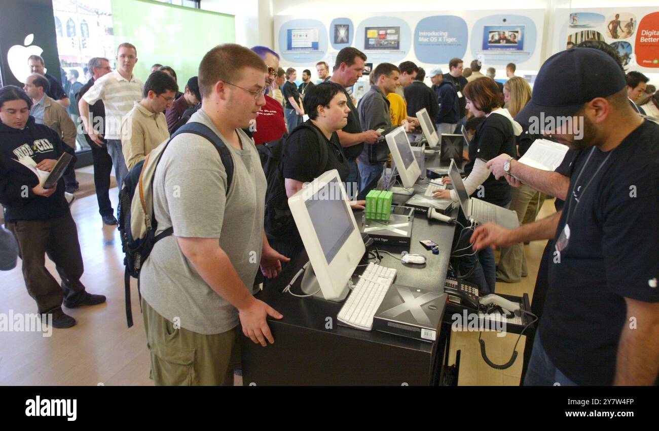 PALO ALTO, KALIFORNIEN Apple Store, wo Hunderte von Menschen in der Warteschlange für die offizielle Veröffentlichung des neuen Betriebssystems Mac OS X 10,4 „Tiger“ von Apple am Freitag, den 29. April 2005 warten. Stockfoto