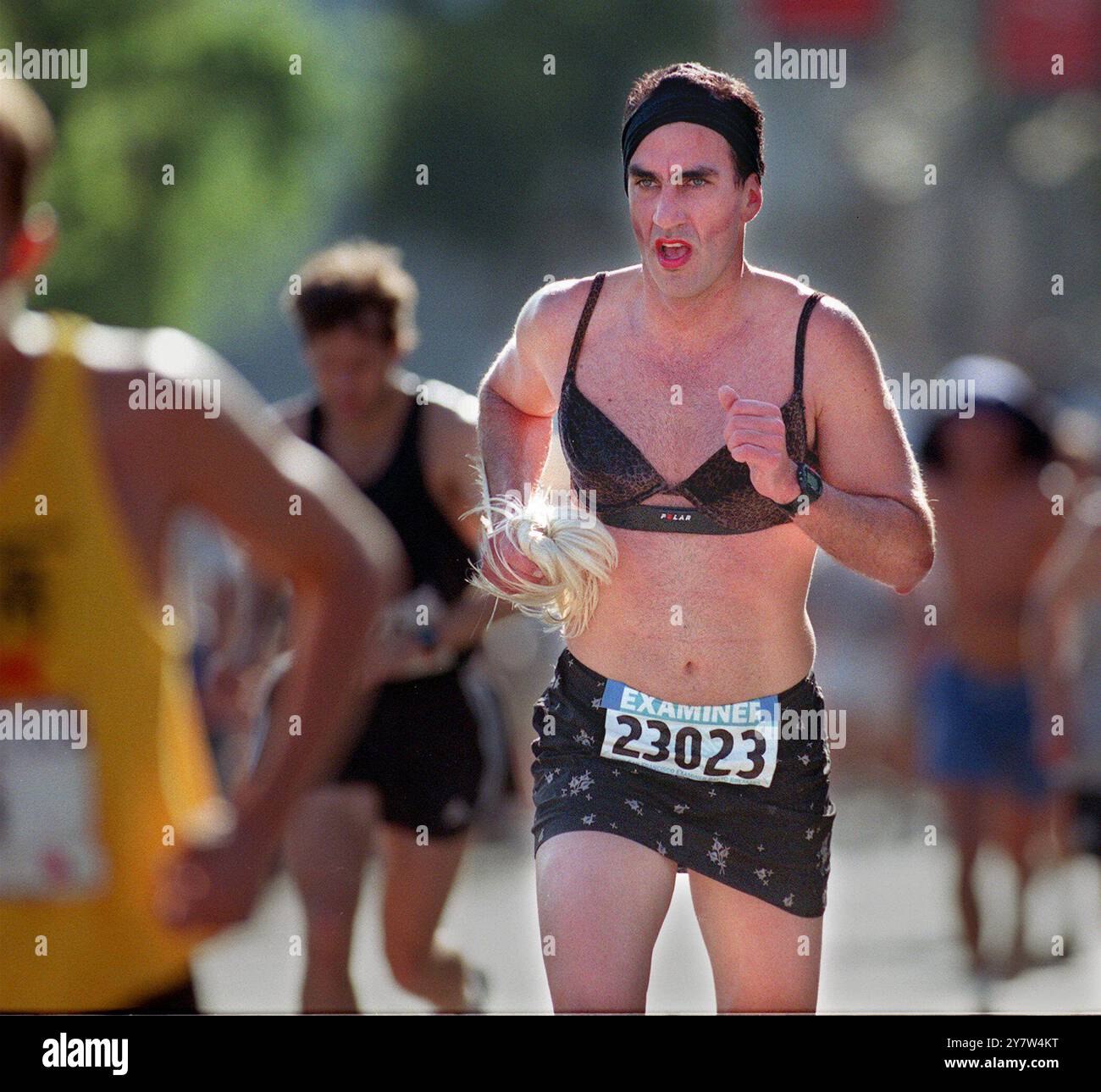 San Francisco, KALIFORNIEN: John Clothier aus San Francisco schiebt den Hayes Street Hill während des 89. Bay to Breakers-Rennens am Sonntag, den 22. Mai 2000. Das Rennen ist bekannt für seine ungewöhnlichen Kostüme und seine knielangen Hügel. Stockfoto