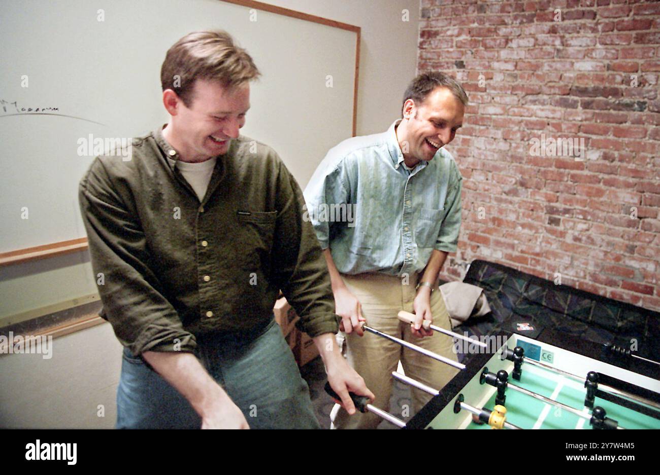 San Francisco, Kalifornien: Mitarbeiter von Digital Fountain spielen am Freitag, den 12. April 2000, während einer Pause, die dringend benötigt wird, Tischfußball. Das Bild reproduziert am besten bis zu 300 dpi (4 x 6 Zoll). Stockfoto