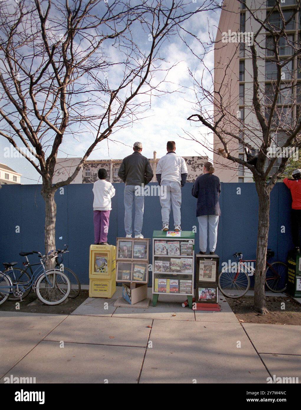 San Jose, Kalifornien - die Einwohner von San Jose stehen auf Zehenspitzen, um zu beobachten, wie die Arbeiter das 4.800 Tonnen schwere Montgomery Hotel 186 Meter nach Süden bewegen, am Sonntag, den 28. Januar 2000. Der Umzug dauerte mehrere Stunden und kostete die Stadt San Jose mehr als 3 Millionen Dollar. Stockfoto
