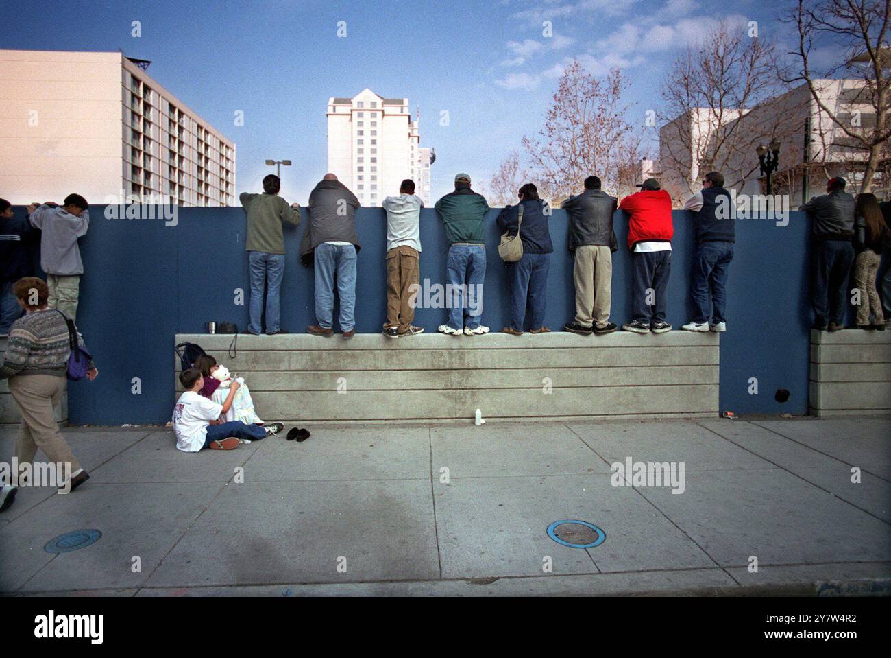 San Jose, Kalifornien - die Einwohner von San Jose stehen auf Zehenspitzen, um zu beobachten, wie die Arbeiter das 4.800 Tonnen schwere Montgomery Hotel 186 Meter nach Süden bewegen, am Sonntag, den 28. Januar 2000. Der Umzug dauerte mehrere Stunden und kostete die Stadt San Jose mehr als 3 Millionen Dollar. Stockfoto