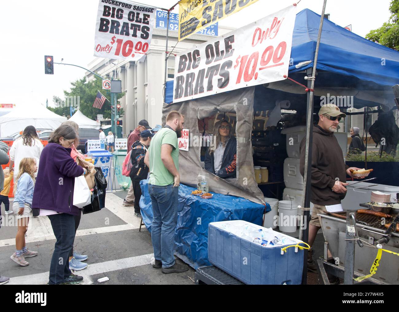 Alameda, CA - 27. Juli 2024: Teilnehmer des jährlichen Kunst- und Weinfestivals, über 250 Kunsthandwerker, Festivalgerichte, lokale Premiumweine und Craft-Biere, Stockfoto