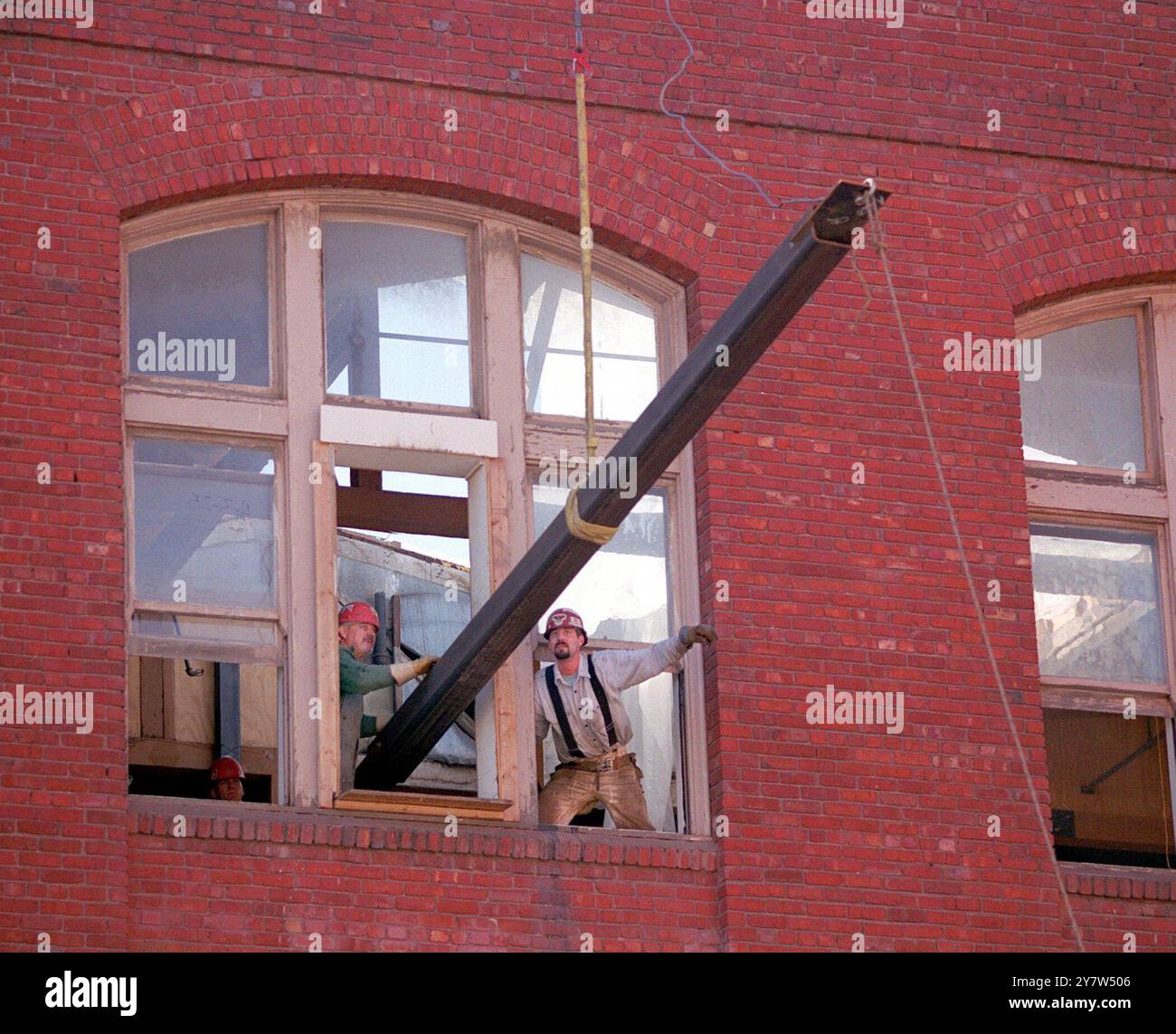 San Francisco, CA: Bauarbeiter renovieren ein Gebäude an der Ecke 7th und Townsend im Kopf des South of Market District, das bei High-Tech-Unternehmen sehr beliebt ist. Mai 2000. Stockfoto