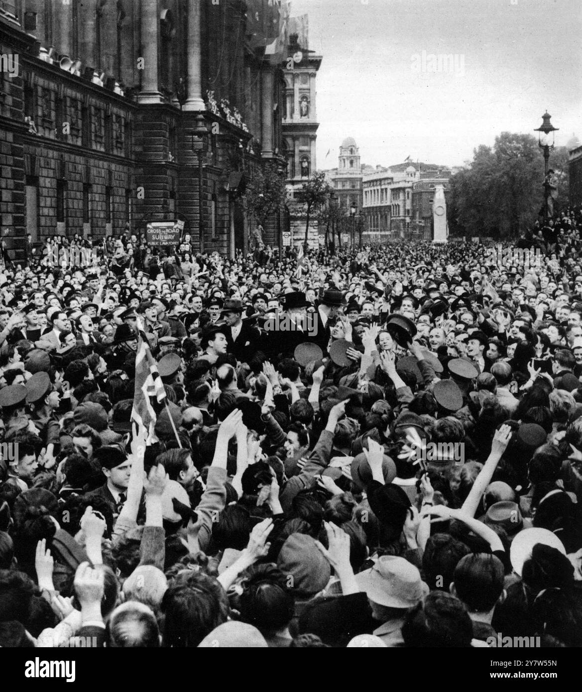 Die turbulenten öffentlichen Ovationen vor dem Premierminister am VE-Day: Herr Churchill wurde von einer aufgeregten und jubelnden Menge in Whitehall am 8. Mai 1945 in London, England, begrüßt.19. Mai 1945 Stockfoto