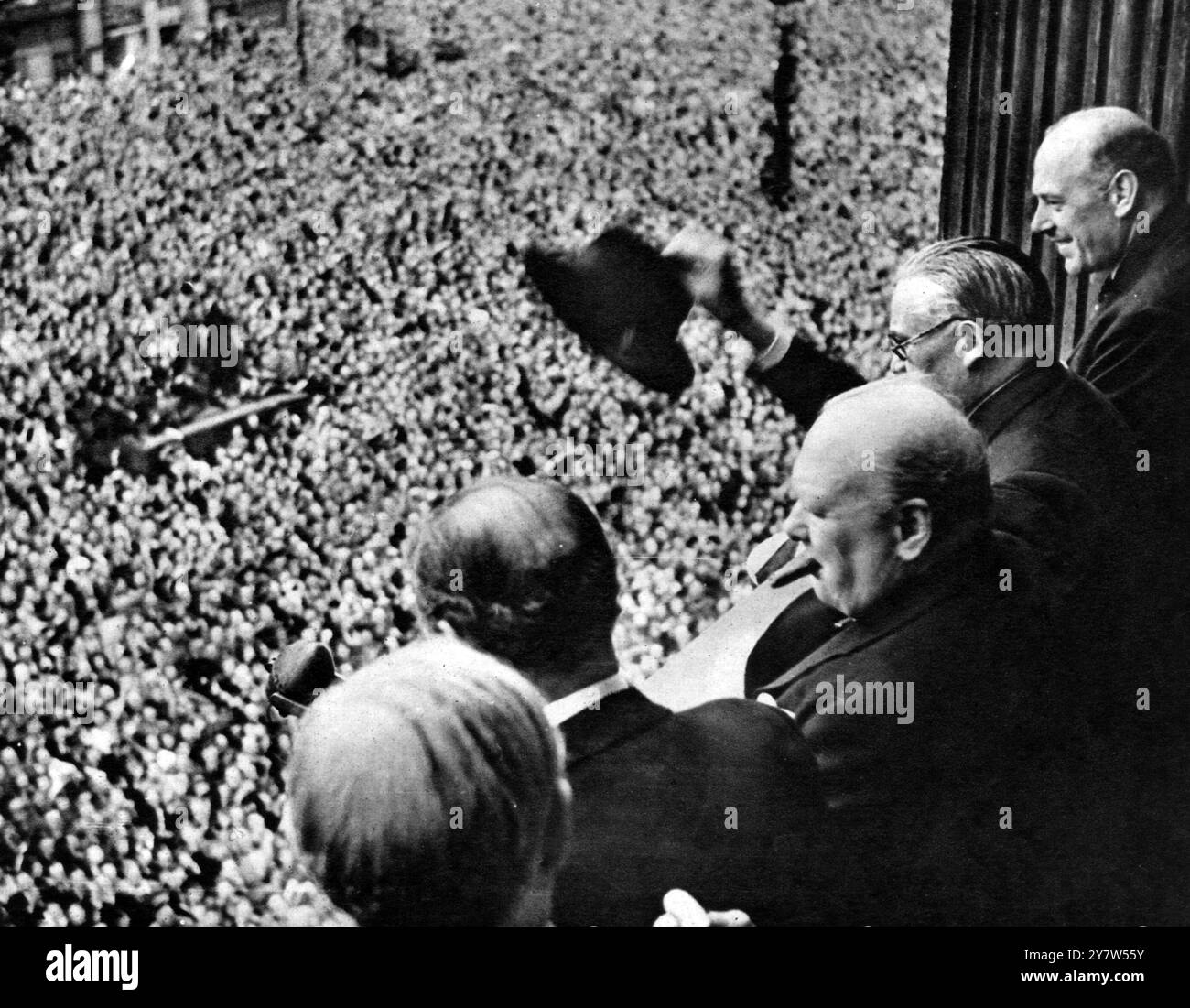VE-Day Feiern : die große Menge außerhalb des Gesundheitsministeriums, 8. Mai 1945.Herr Churchill und die Mitglieder des Kriegskabinetts würdigten die jubelnde Menge in Whitehall, London, England. 19. Mai 1945 Stockfoto