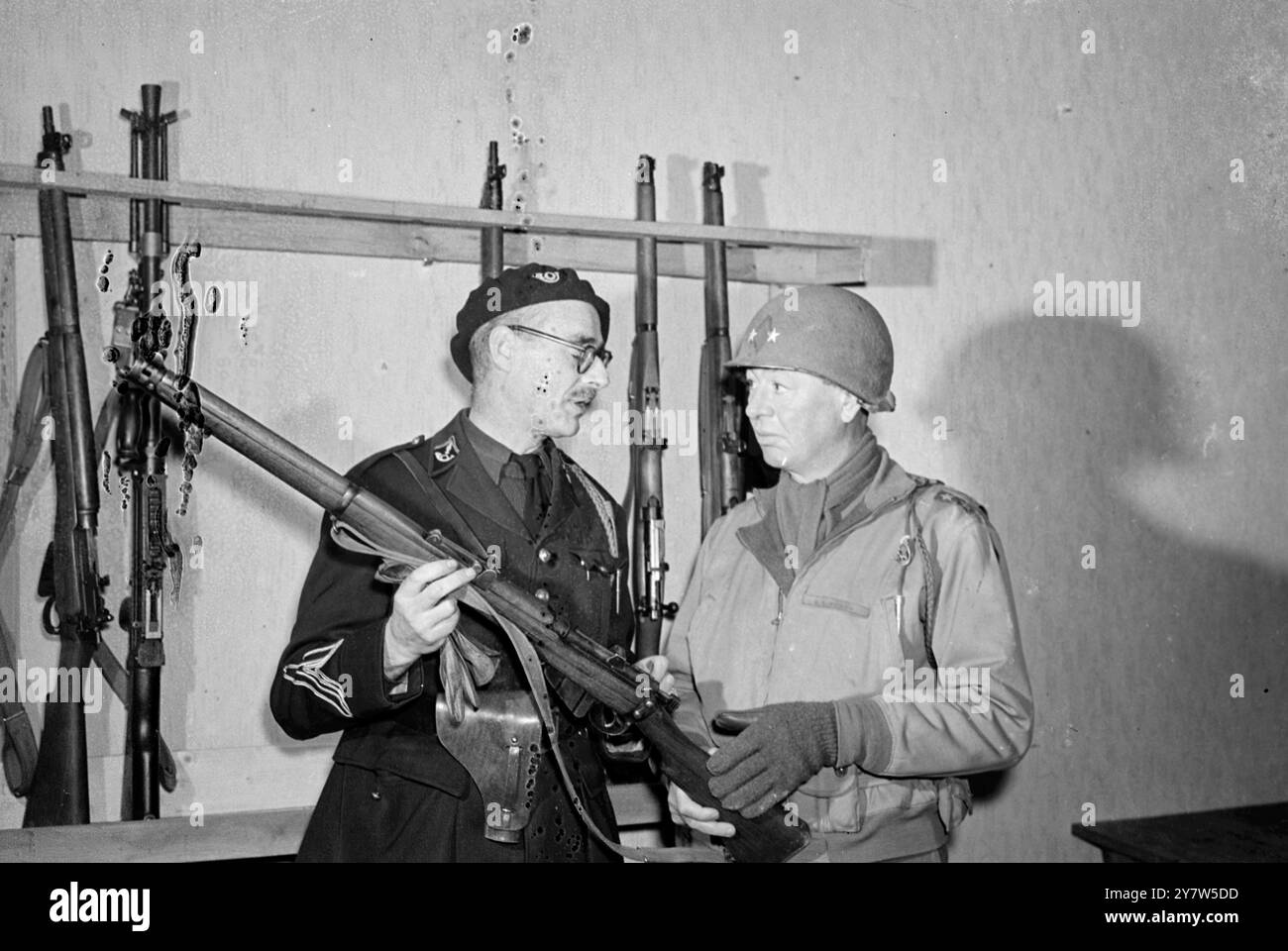 US-AMERIKANISCHER GENERAL, DER ALS PRIVAT IN DAS BERÜHMTE FRANZÖSISCHE REGIMENT AUFGENOMMEN wurde, Major General S Leroy Irwin, aus Washington DC, Kommandeur der 5. US-Infanteriedivision, mit Major Raymond du Pavillion, wurde kürzlich als Ehrenprivat in das Bataillon der Chasseurs de Pied von 30, den berühmten Blauen Teufeln, AUFGENOMMEN. Truppen unter Generalmajor Irwin spielten eine Rolle bei der Befreiung von Metz. Fotos zeigen: Major General S Leroy Irwin neben seiner Schlafliege und seinem Schließfach in der Kaserne, nachdem er als Privat in die Chasseurs de Pied, die berühmten französischen „Blauen Teufel“, aufgenommen wurde. 6. Dezember 1944 Stockfoto US-AMERIKANISCHER GENERAL, DER ALS PRIVAT IN DAS BERÜHMTE FRANZÖSISCHE REGIMENT AUFGENOMMEN wurde, Major General S Leroy Irwin, aus Washington DC, Kommandeur der 5. US-Infanteriedivision, mit Major Raymond du Pavillion, wurde kürzlich als Ehrenprivat in das Bataillon der Chasseurs de Pied von 30, den berühmten Blauen Teufeln, AUFGENOMMEN. Truppen unter Generalmajor Irwin spielten eine Rolle bei der Befreiung von Metz. Fotos zeigen: Major General S Leroy Irwin neben seiner Schlafliege und seinem Schließfach in der Kaserne, nachdem er als Privat in die Chasseurs de Pied, die berühmten französischen „Blauen Teufel“, aufgenommen wurde. 6. Dezember 1944 Stockfoto