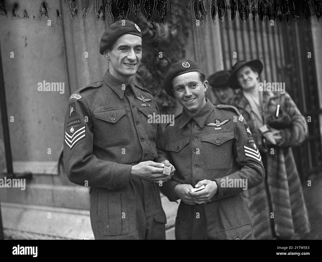 MÄNNER VON ARNHEM ERHALTEN DFM FÜR LANDUNGEN IN DER NORMANDIE Fotoshows: Staff Sergeant Stanley Pearson (links) aus Hull und Staff Sergeant William Herbert aus cheltenham, fotografiert im Buckingham Palace, nachdem sie die Distinguished Flying Medal vom König bei einer kürzlichen Amtseinführung zurückgeholt hatten. Sie gewannen die Auszeichnungen während der Operationen in der Normandie, und beide Männer nahmen an der Arnheimer Landung Teil. 1. Dezember 1944 Stockfoto