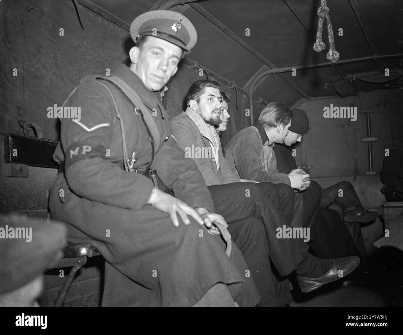 U-BOOT-GEFANGENE PASSIEREN LONDON Foto zeigt: Bärtige U-Boot-Gefangene in einem LKW, die bei der Ankunft an einer Londoner Station in ein Kriegsgefangenenlager gebracht werden. 16. März 1944 Stockfoto