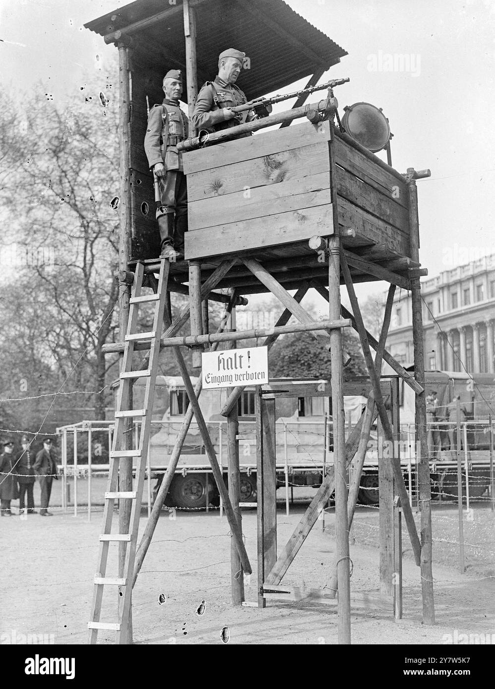DEUTSCHER STALAG IM HERZEN LONDONS Ein realistischer Stalag oder Kriegsgefangenenlager in Deutschland wurde nun in den Gärten des Londoner Clarence House errichtet. Sie ist Teil der Prisons of war Exhibition, die im Auftrag des britischen Roten Kreuzes und des St. John Fund am 1. Mai eröffnet wird. Foto zeigt: Eine Ecke des Kriegsgefangenenlagers mit „deutschen“ Wachen, die den Wachturm in den Gärten des Clarence House, london, bemannen. 30. April 1944 Stockfoto