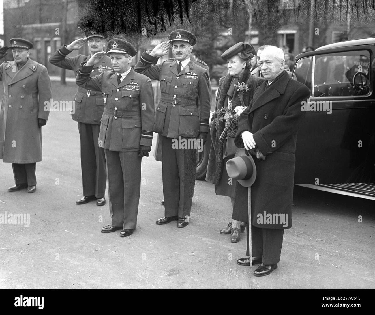 PRÄSIDENT BENES VERLÄSST ENGLAND IN DIE TSCHECHOSLOWAKEI PRESIDNET BENES MIT MADAME BENES, JAN MASARYK UND ANDEREN MITARBEITERN SEINES STABES VERLIESS AUF DER ERSTEN ETAPPE SEINER RÜCKREISE IN DIE TSCHECHOSLOWAKEI EINEN ENGLISCHEN FLUGPLATZ. Foto-Shows: Präsident Benes mit Madame Benes, Jan Masaryk und anderen Mitarbeitern seines Personals verließ auf der ersten Etappe seiner Rückreise in die Tschechoslowakei einen englischen Flugplatz. Foto zeigt: Von rechts nach links: Präsident Benes, Madame Benes, Air Vice Marshal Collier, Deputy Commander Transport Command und Air Vice Marshal Janousek. Kommandeur der tschechischen Luftwaffe, grüßt während der Stockfoto