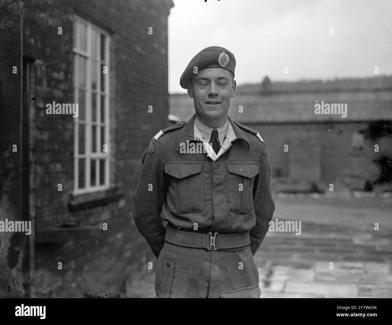 Fotoshows: Officer Cadet A W Barnard of High Wycombe, Buckinghamshire, der die Medaille für den besten Offizier Cadet von Sir Archibald Sinclair erhielt. 4. April 1945 Stockfoto