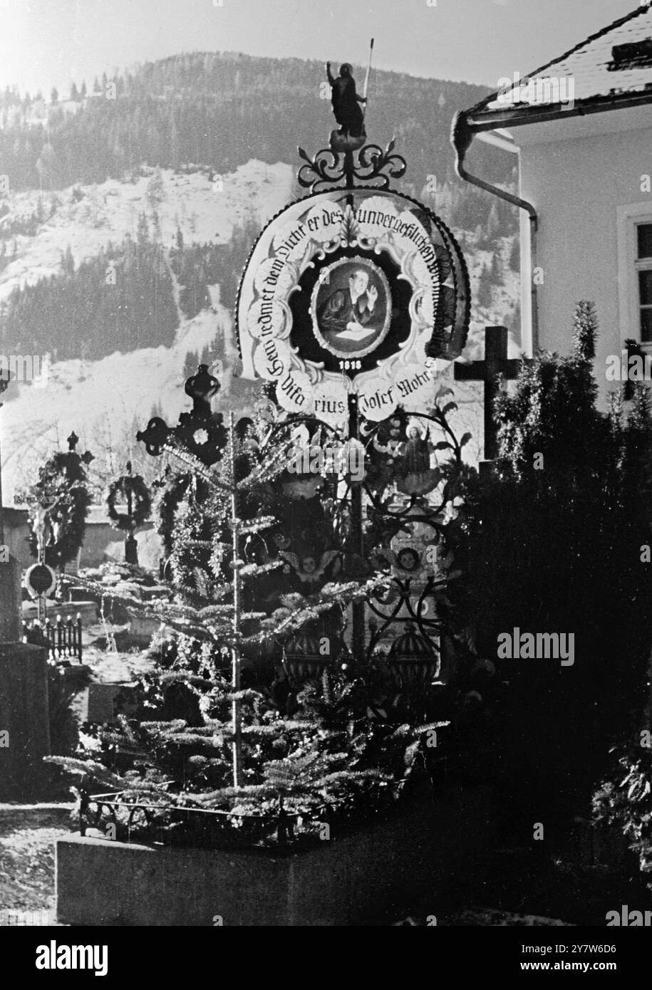 Heilige Nacht - Stille Nacht - AutorAußerdem kommen Weihnachten Kinder aus Salzburg gehen auf den Friedhof Wagrain , um das Grab von Joseph Mohr , österreichischem Priester , der die Worte des berühmten Weihnachtsliedes Stille Nacht geschrieben hat , mit Tribut zu schmücken . Ein Lehrer Franz Gruber komponierte die Musik dafür. Das erste Mal, dass es in der Kirche Oberndorf gesungen wurde, war am 24. Dezember 1815 Foto zeigt: Das Grab von Joseph Mohr , geschmückt mit Weihnachtsfeiern am 17. Dezember 1951 Stockfoto