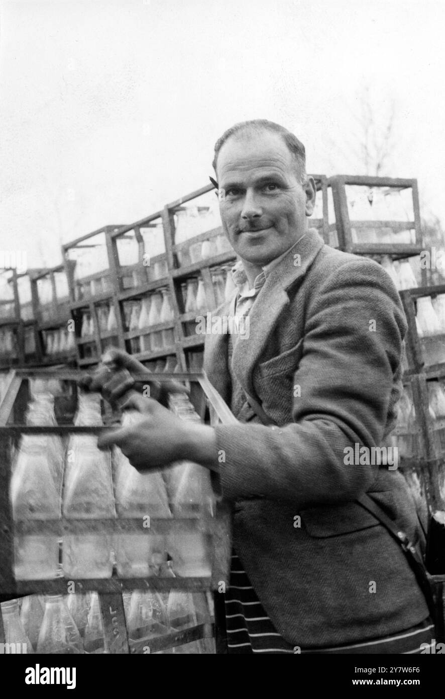 Harry Blackwell, 40 Jahre alter Milchmann der London Co-operative Society aus North Avenue, Canvey Island, der am 23. April 1953 Ehrengast bei der Union of Shop Distributive and Allied Workers, London Co-operative Branch in Southend Essex sein wird, in Anerkennung seiner und seiner Kollegen während der Überschwemmungen. Mr. Blackwell, ein Teilzeit-Feuerwehrmann von Canvey, fuhr während der Überschwemmungen ein kleines Feuerwehrauto auf der Insel. 21. April 1953 Stockfoto