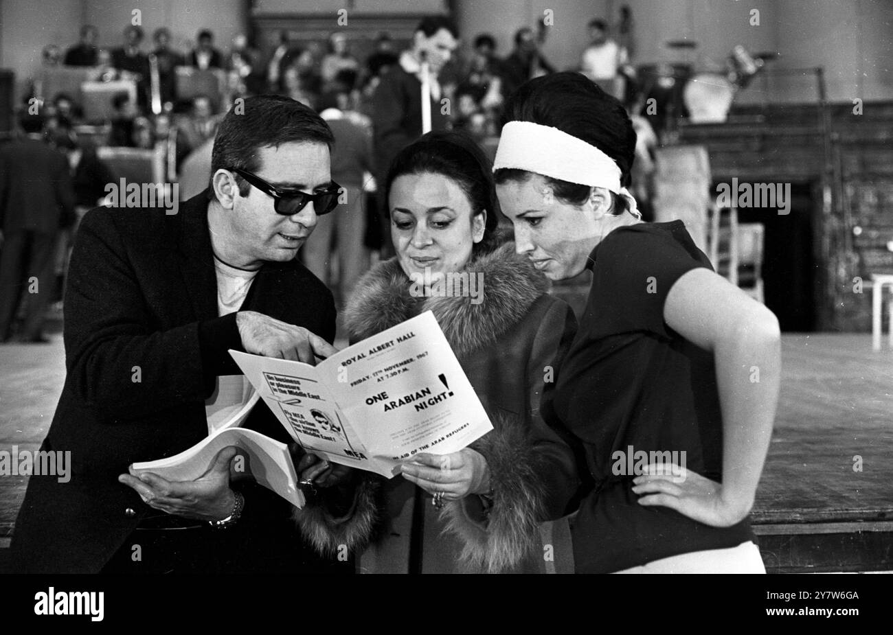 Im Rahmen des Konzertauftritts in der Royal Albert Hall, Ali Reda, Manager der berühmten Reda Folklore-Truppe, Prinzessin Dina, erste Frau von König Hussein von Jordanien, und Farida Fahmy, Frau von Ali Reda und Solotänzerin der Truppe. - Das Konzert dieses Abends trägt den amüsanten Titel "eine arabische Nacht!" und wurde vom Arabischen Hilfsfonds und dem Arabischen Kulturkomitee unter der Schirmherrschaft von Prinzessin Dina organisiert. Sie wird zur Unterstützung der arabischen Flüchtlinge des Fünftagerkrieges im Nahen Osten Anfang dieses Jahres festgehalten. - 17. November 1967 Stockfoto