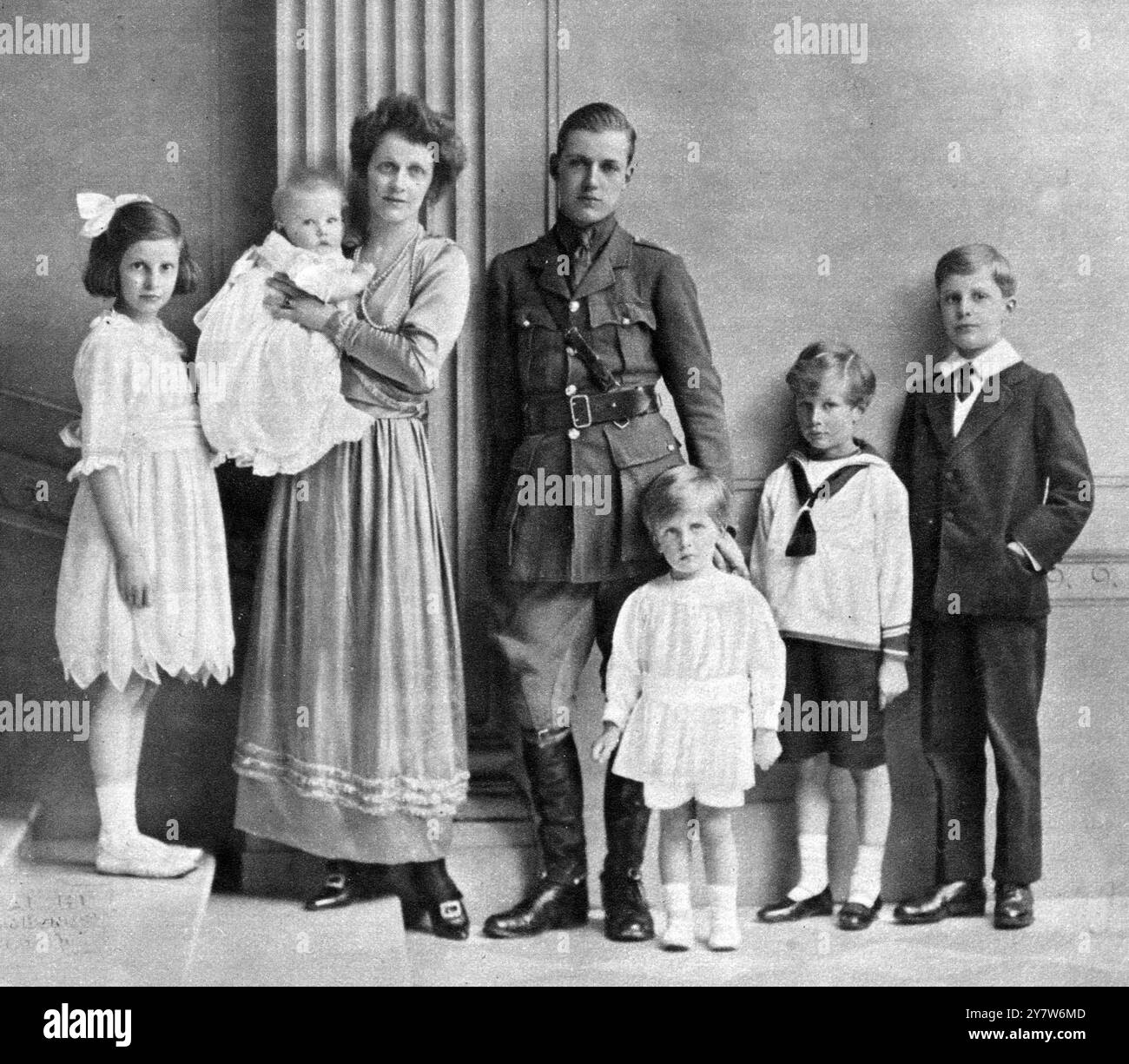 Lady Nancy Astor Parlamentsabgeordnete mit ihrem Sohn Robert Gould Shaw III. Und ihren fünf Kindern von Viscount Astor 6. Dezember 1919 Stockfoto