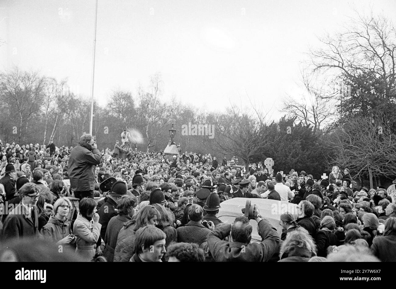 Hunderte Teenager-Fans vor der St. James's Church, Gerrards Cross, Buckinghamshire, England, anlässlich der Hochzeit von Sänger Lulu und Maurice Gibb von der Bee Gees-Gruppe.18. Februar 1969 Stockfoto