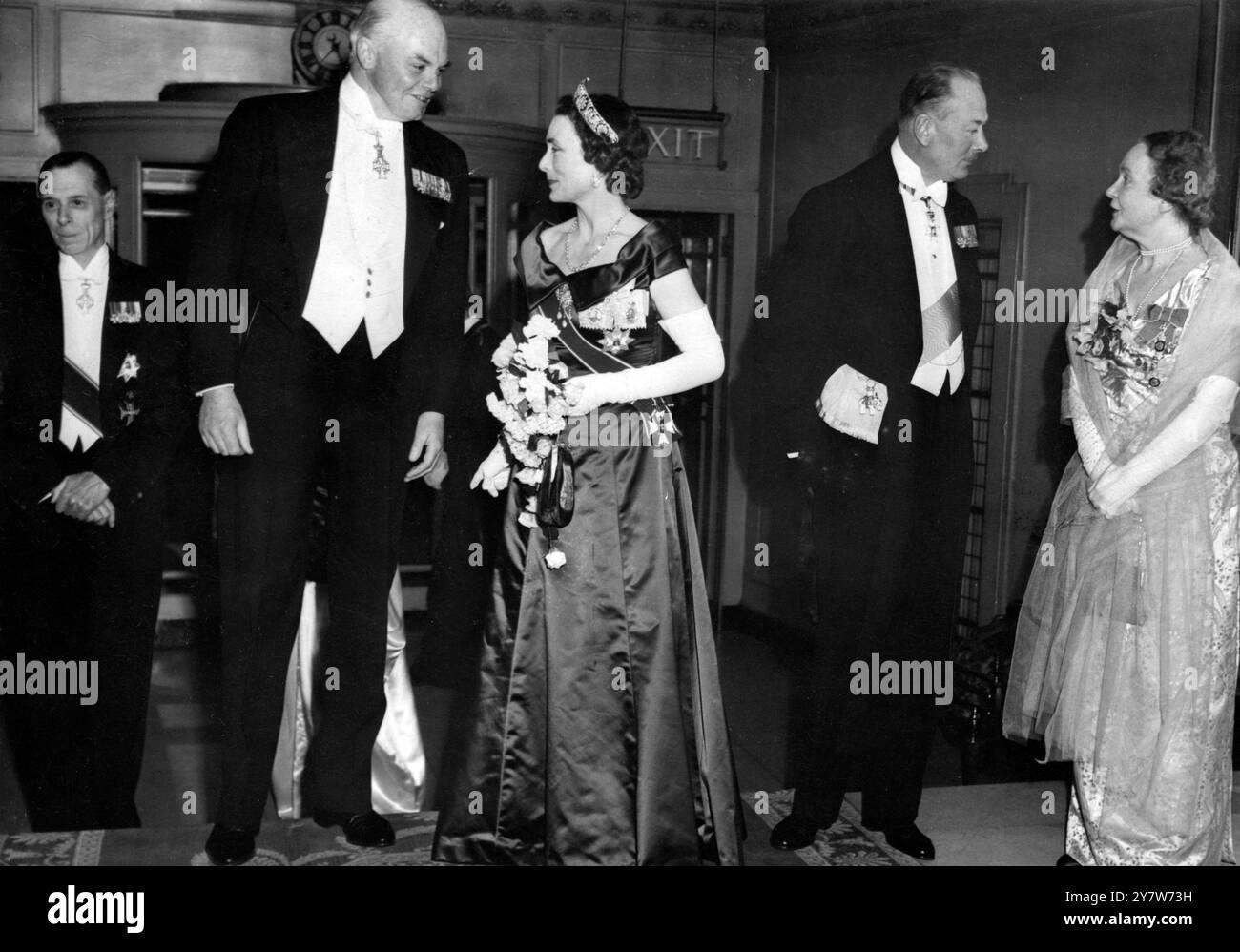 Prinzen und Premierminister kommen für die englisch-dänische Scoiety DinnerPrinz Axel und Prinz Georg von Dänemark und der dänische Premierminister Hans Hedtoft nahmen an dem Silbernen Jubiläumsdinner des englisch-dänischen Scoiety Teil, das im Dorchester Hotel in Lodnon stattfand. Der Herzog und die Herzogin von Gloucester waren ebenfalls anwesend. Foto zeigt: Von links nach rechts Sir Charles Hambro, die Herzogin von Gloucester, der Herzog von Gloucester und Lady Hambro 21. April 1950 Stockfoto