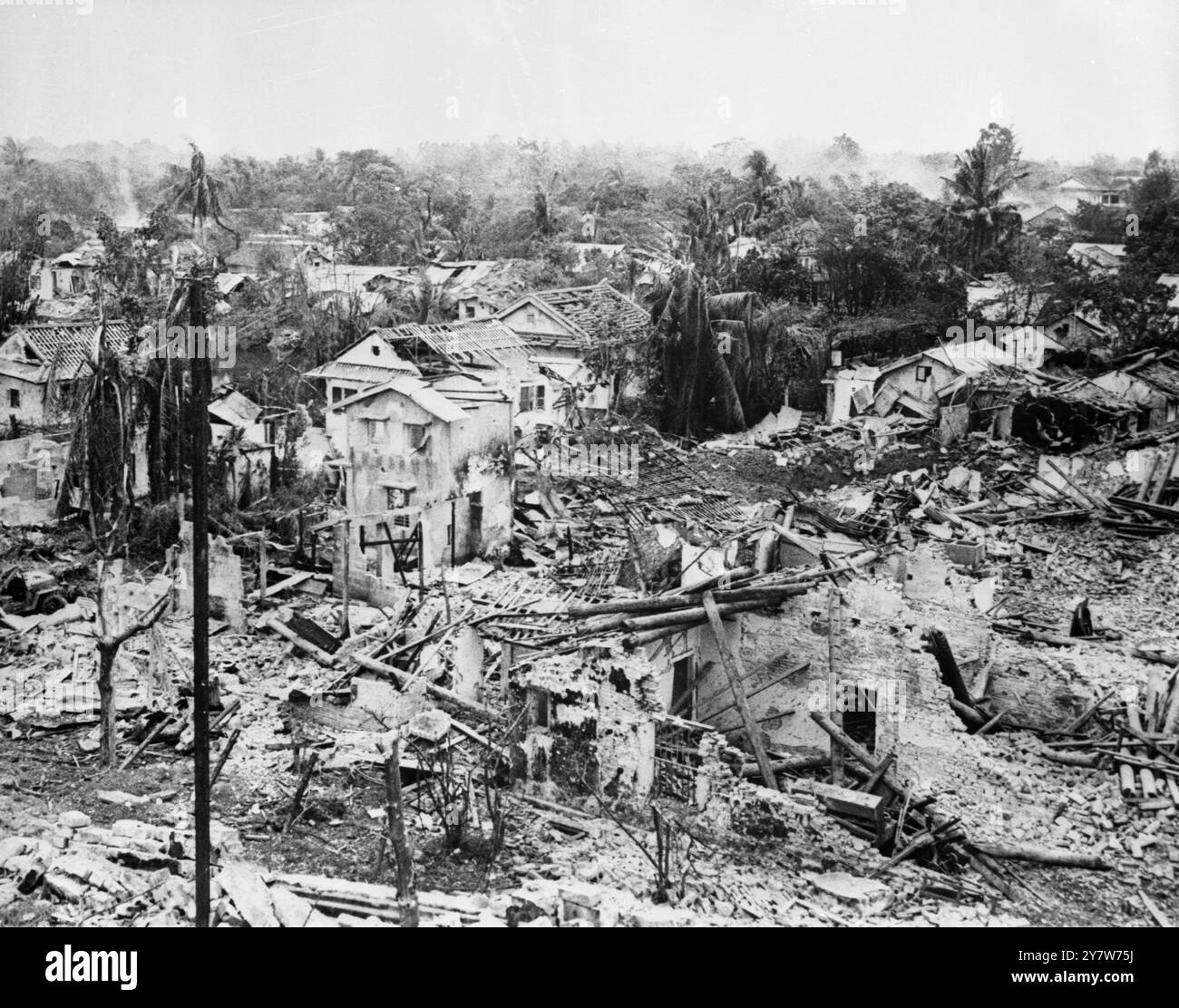 Von der Hue Zitadelle aus ist die verwüstete Stadt Hue, wo etwa 70 Prozent der Häuser in den Kämpfen zerstört wurden, die die Kontrolle an die Südvietnamesen zurückgaben. Hue, Südvietnam - 27. Februar 1968 Stockfoto