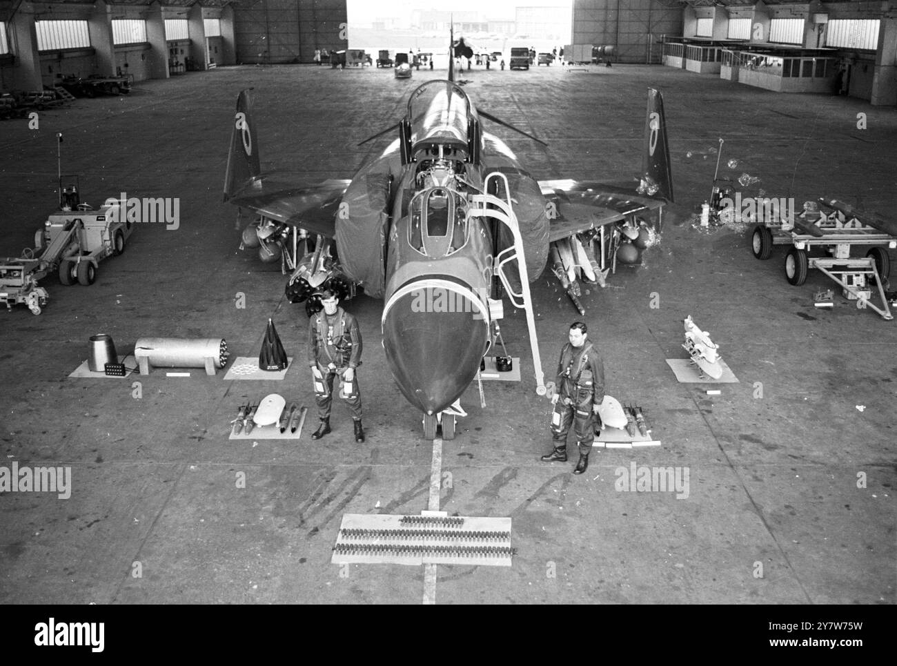 Ein Phantom-Jet, der seine volle Schlagkraft zeigt, wird heute im RAF Coningsby, Lincs, gezeigt. Im Vordergrund stehen beide Seiten des Flugzeugs, links: Flug Lt John Hough aus Aldershot und Flug Lt Dave de Garis aus Guernsey. Das Phantom wird Teil der ersten RAF Phantom Squadron sein, die im Mai dieses Jahres gebildet wird. Es wird die Nr. 6 Geschwader sein, das RAF Air Support Command, ausgerüstet mit dem Phantom FGR Mk 2. Die RAF hat über 100 Phantome bestellt. 14. Januar 1969 Stockfoto