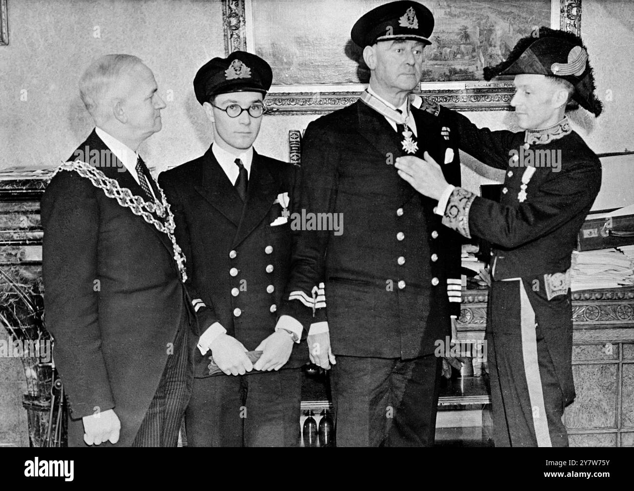 Am Dienstag, den 25. März 1947, überreichte der niederländische Konsul in Birmingham zwei Offiziere der Royal Navy. Captain Dalton wurde mit Swords zum Kommandeur des Ordens von Orange-Nassau ernannt, für seine Dienste in der Ausbildung von Ingenieuren in England und der niederländischen Marine. LT Wilks erhielt das niederländische Bronzekreuz für Unterstützung während seiner Tätigkeit als Verbindungsoffizier im niederländischen U-Boot 'Zwaardwisch'. Fotoshows: Eric Kannreuther, niederländischer Konsul in Birmingham, überreichte die Auszeichnung an Captain Dalton. Ebenfalls auf dem Bild sind Lieutenant Wilks und der Lord Mayor of Birmingham, Alderman AF Bradbeer. 26. März 1947 Stockfoto