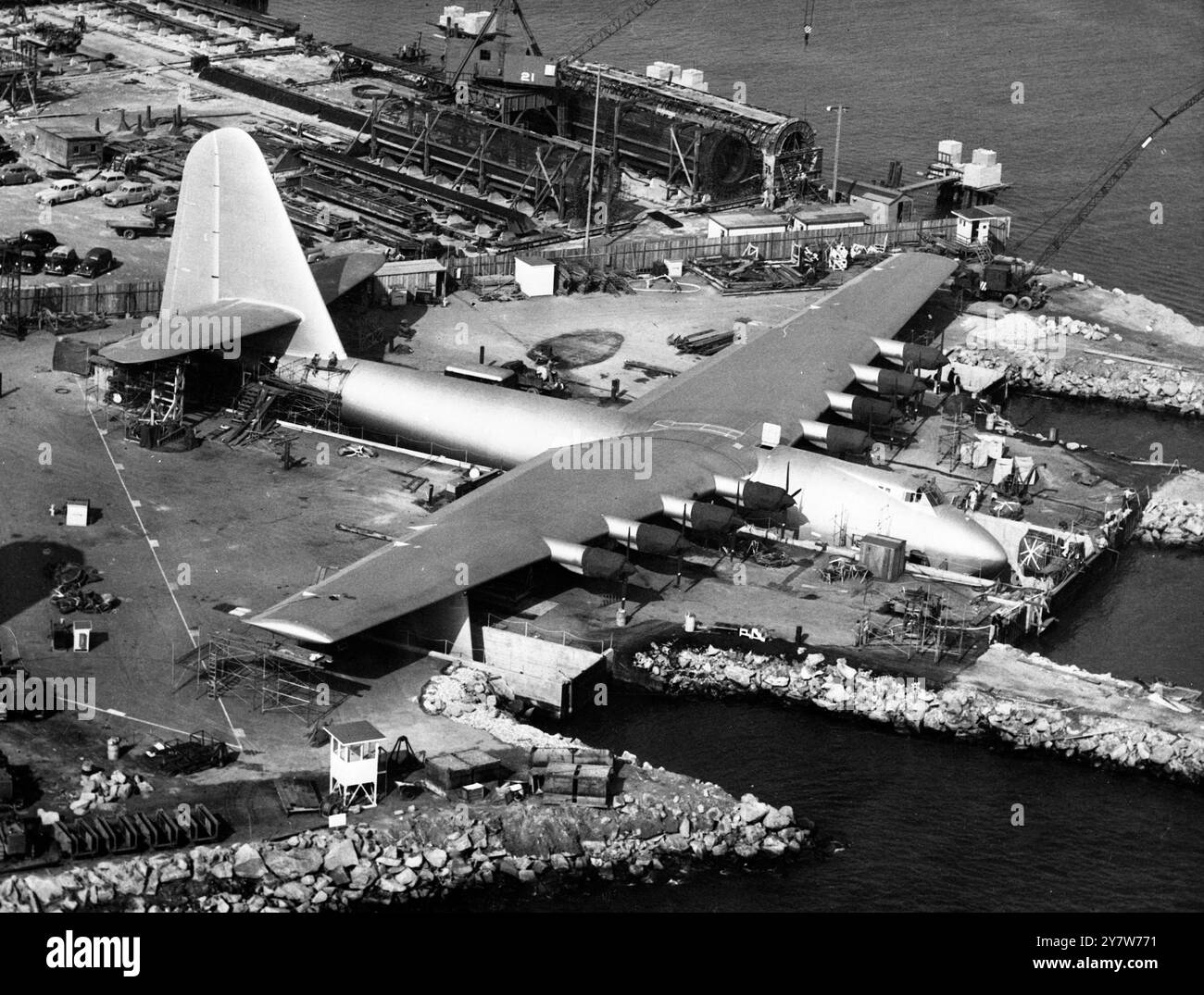 Long Beach, Kalifornien, USA. Ein Blick auf das riesige Fliegerboot der Welt, das von Howard Hughes gebaut wurde, als es sich der Fertigstellung in Long Beach nähert. Das Schiff kostete 500 000 £, und Howard Hughes trat vor kurzem freiwillig vor dem Senate war Investigating Committee auf, um der Gruppe zu versichern, dass die Bedingungen des Regierungsvertrags eingehalten werden. Hughes sagte voraus, dass das große 8-Motorschiff dieses Jahr fliegen wird. Beachten Sie, dass Motoren und Propeller bereits installiert sind.16. Februar 1947 Stockfoto