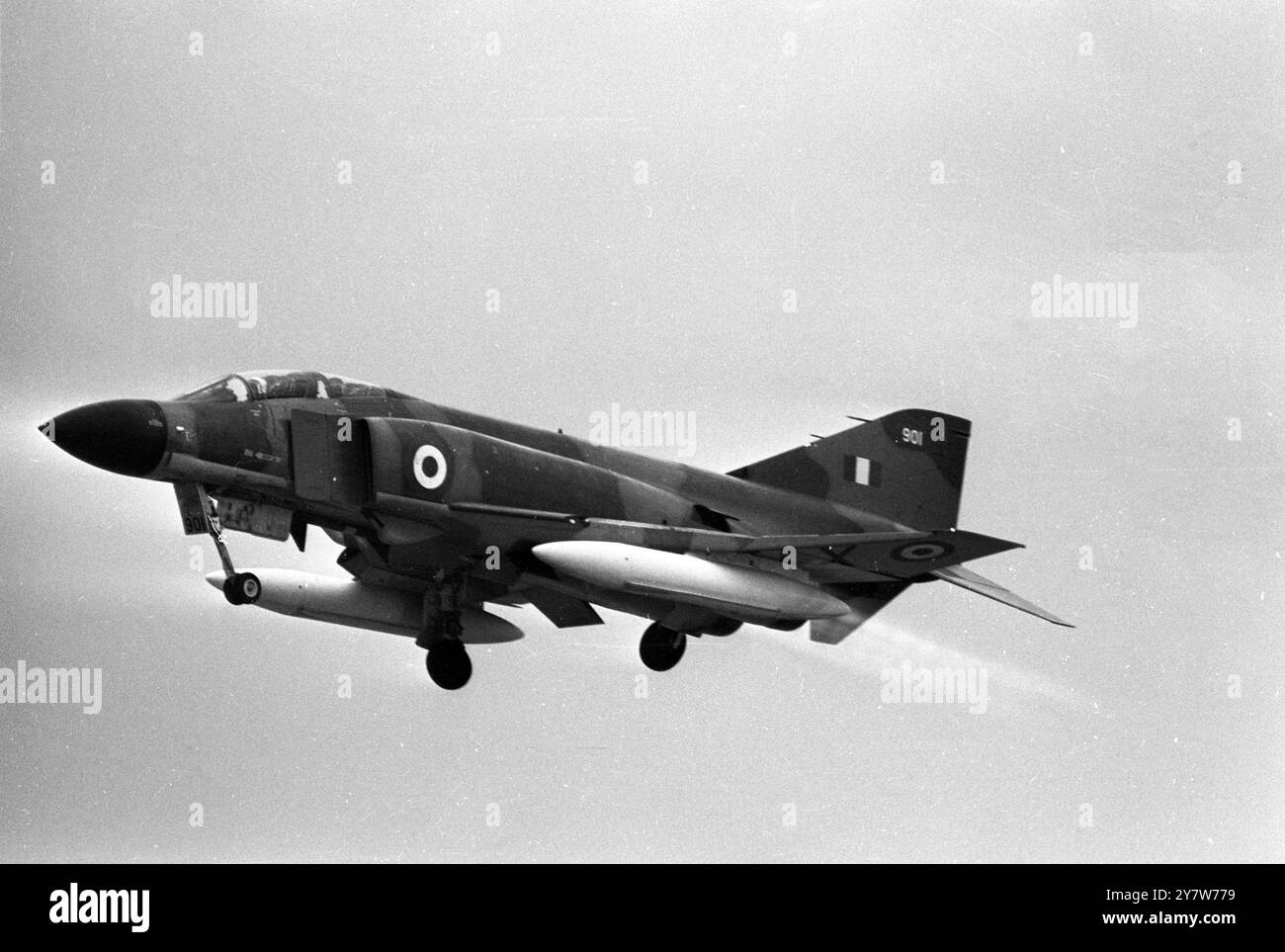 Eine Nahaufnahme des Flugzeugs Phantom der RAF von der Royal Air Force Station in Coningsby, Lincs, heute. Die Phantome werden Teil der ersten RAF Phantom Squadron sein, die im Mai dieses Jahres gebildet wird. Es wird die Nr. 6 Geschwader sein, das RAF Air Support Command, ausgerüstet mit dem Phantom FGR Mk 2. In Brunnen unter dem Rumpf befinden sich die Spatrow-Raketen, die hauptsächlich für den Angriff oder die Aufklärung eingesetzt werden. Das FGR 2 Phantom kann fast mit Schallgeschwindigkeit fliegen. Over100 wurden von der RAF bestellt. 14. Januar 1969 Stockfoto