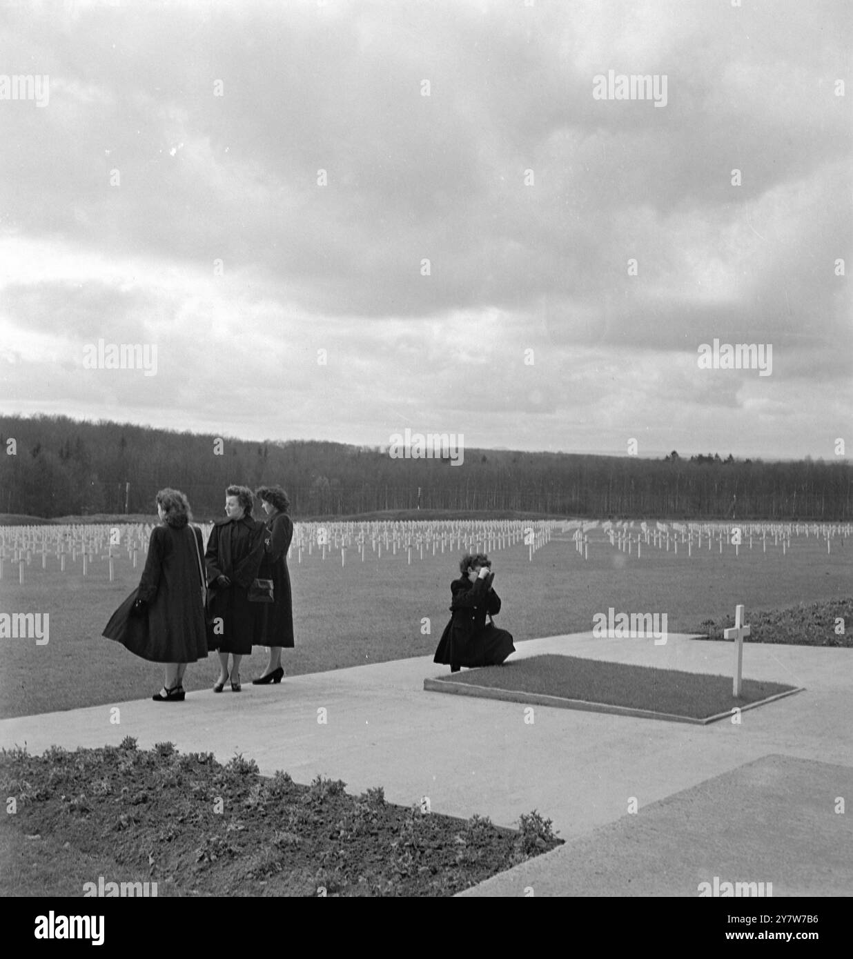 Großherzogtum Luxemburg - Mai 1950Frauen trauern am Grab von General George S. Patton Luxembourg American Cemetery and Memorial in Hamm Stockfoto