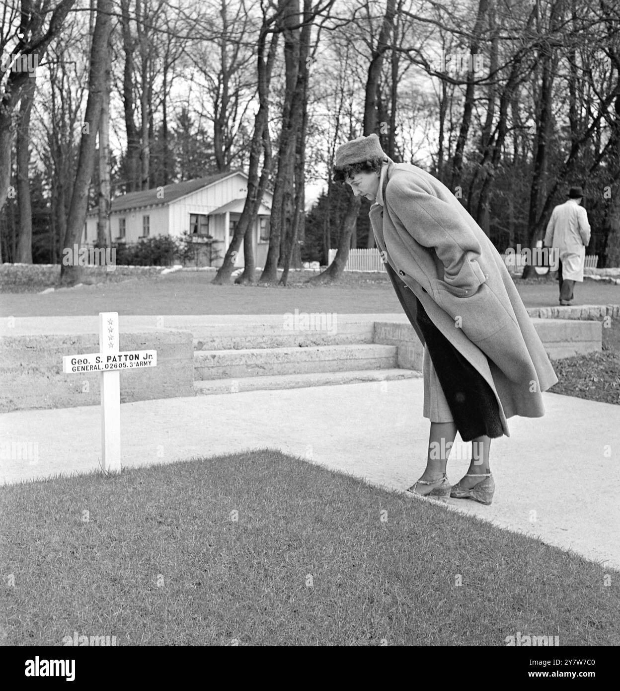 Großherzogtum Luxemburg - Mai 1950Woman am Grab von General George S. Patton Luxembourg American Cemetery and Memorial in Hamm Stockfoto