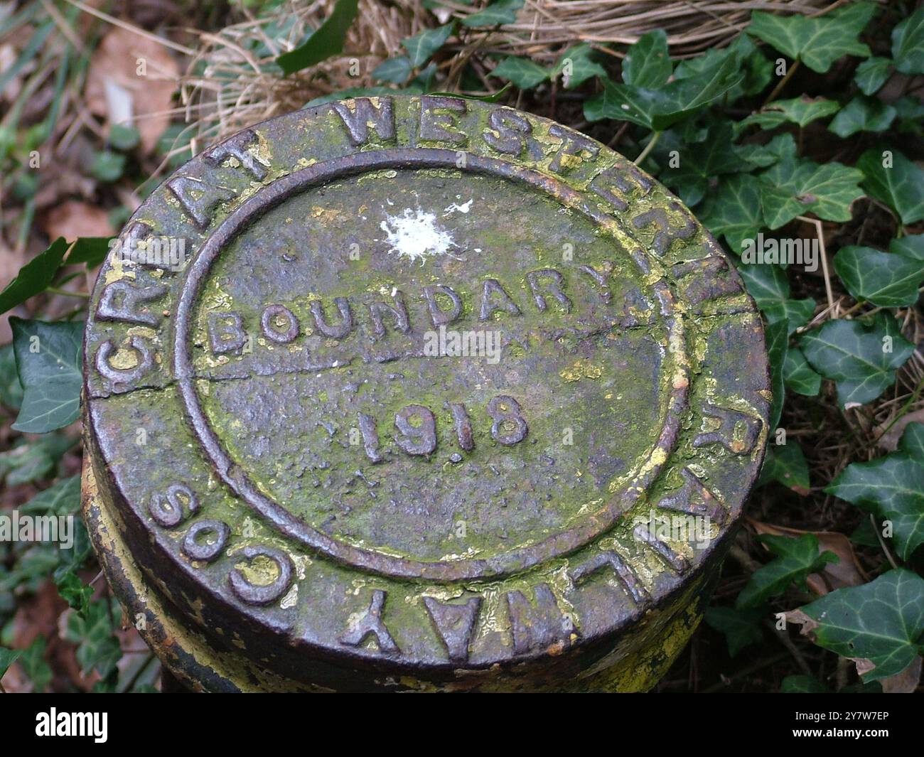 Gegossene Eisenmarkierung auf dem Fußweg zwischen Dawlish und Dawlish Warren in Devon. Der Fußweg verläuft landeinwärts oberhalb der Hauptrinnenlinie, wie er folgt Stockfoto