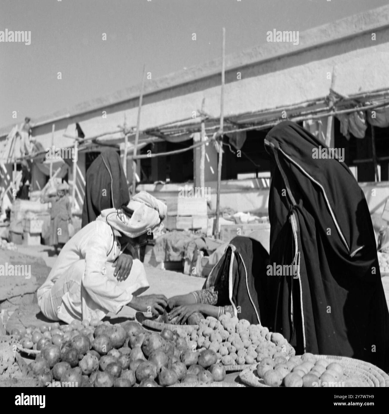 Katar - DAS BILD 1954 ZEIGT: Den Obstmarkt im Suq oder Marktplatz von Doha , Hauptstadt von Katar . Stockfoto