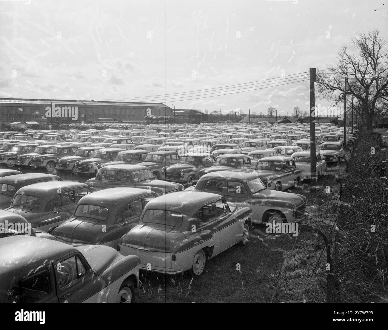 Unerwünschte neue Autos in der Nähe von Coventrydas Ergebnis der britischen Autokrise ist hier im Automobilwerk der Rootes Group deutlich, wo Hunderte von neuen Autos ohne Kunden abgeladen werden. Die Arbeitszeiten werden gekürzt, und viele haben infolge der Rezession ihre Arbeitsplätze verloren. Ryton-On-Dunsmoor, Warwickshire, England, 4. März 1956 Stockfoto