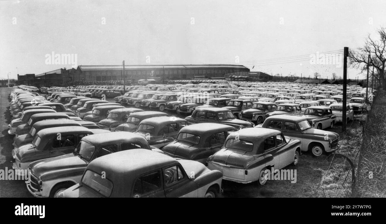 Unerwünschte neue Autos in der Nähe von Coventrydas Ergebnis der britischen Autokrise ist hier im Automobilwerk der Rootes Group deutlich, wo Hunderte von neuen Autos ohne Kunden abgeladen werden. Die Arbeitszeiten werden gekürzt, und viele haben infolge der Rezession ihre Arbeitsplätze verloren. Ryton-On-Dunsmoor, Warwickshire, England, 4. März 1956 Stockfoto