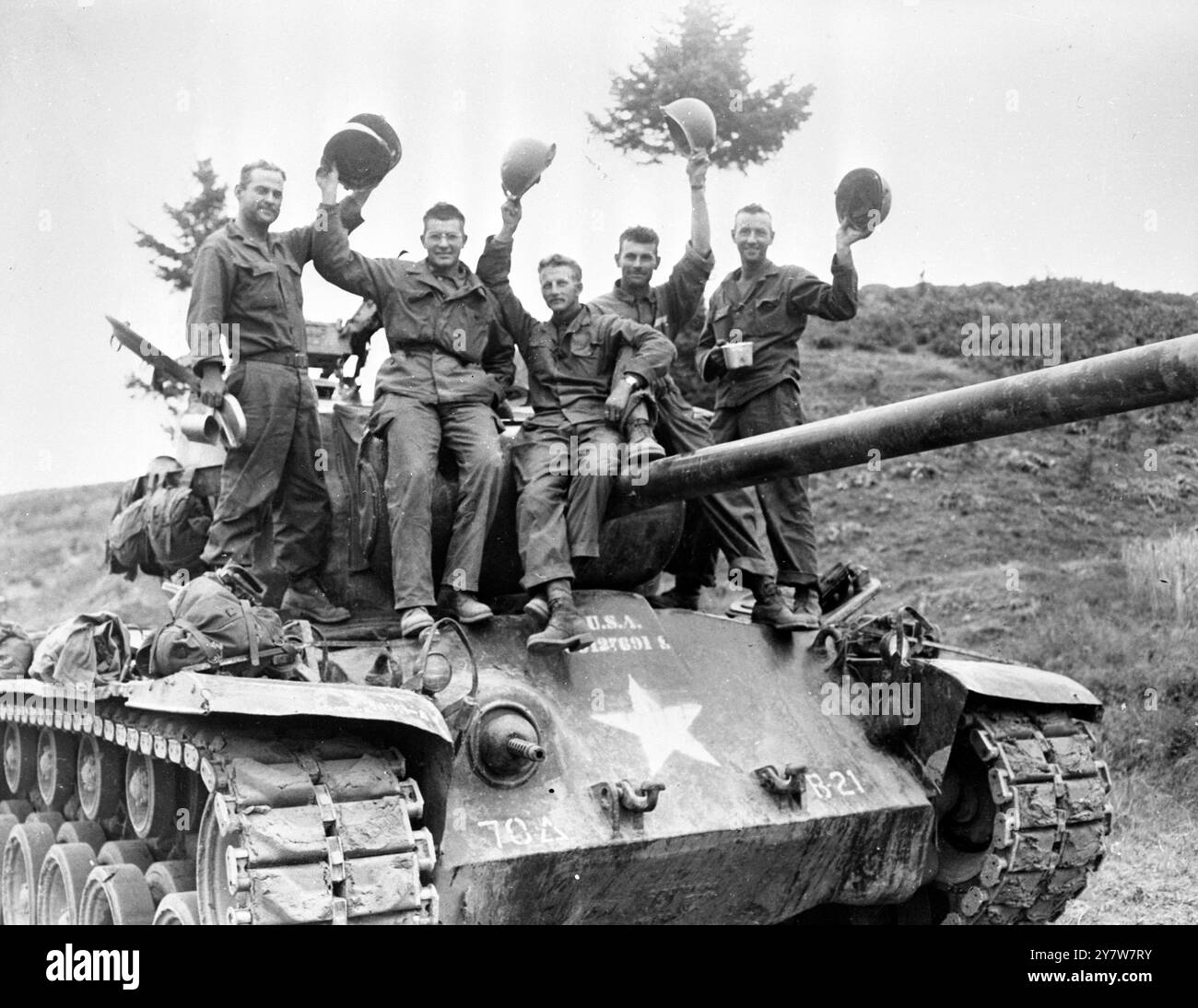 Koreanischer Krieg der erste UN-Panzer überquert den 38. Breitengrad die Besatzung des ersten amerikanischen Panzers der den 38. Breitengrad überquert , wird kurz nach dem Eintritt in den koreanischen Terrioterismus gezeigt . Die wehenden Besatzungsmitglieder sind (von links nach rechts) Sgt Homer Lee, PFC James Emerick, Sgt Walter Hill, Sgt Charles Giesedamner, CPL Clarence Johnson. Die UN-Streitkräfte haben nun einen Punkt erreicht, der 10 Meilen von der Hauptstadt Pjöngjang entfernt ist . 18. Oktober 1950 Stockfoto