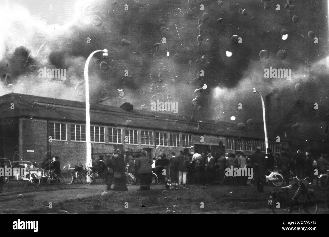 Fire Sweeps Car Factoryeine schwere Flamme hat die Autofabrik der Rootes Group, die die Hauptmontagewerke für Humber, Hillman und Sunbeam ist, überwunden. Coventry, Warwickshire, England, 22. September 1959 Stockfoto