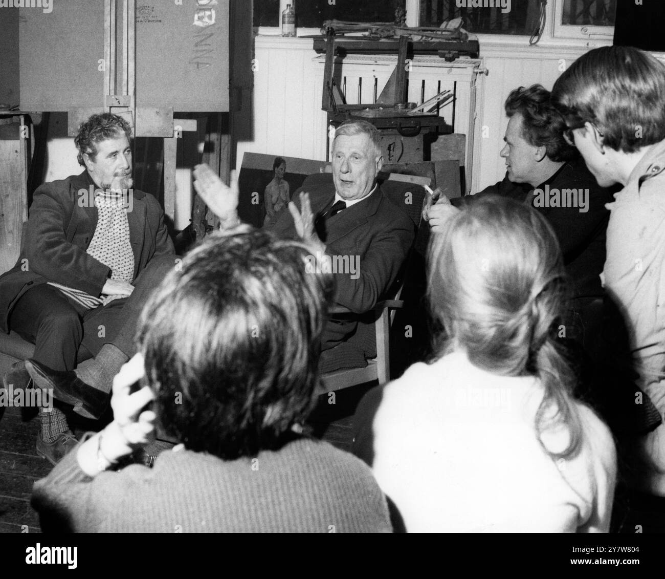 Der Künstler L S Lowry besucht das College of Art, Maidstone, kent, um mit jungen Kunststudenten zu sprechen. Er arbeitete mit Mervyn Levy (der an Maidstone unterrichtet) an einem Buch über sich selbst. Fotoshows: Herr Lowry äußert seine Ansichten darüber, was der junge Maler tun sollte - oder nicht. Auf der linken Seite befindet sich Mervyn Levy. 24. Januar 1961 Stockfoto