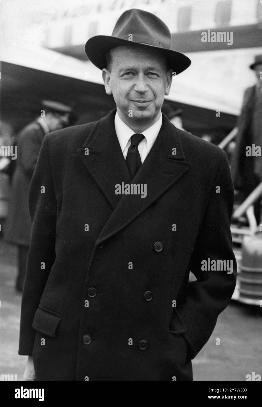 Herr Dag Hammarskjold, Generalsekretär der Vereinten Nationen, hat heute (Donnerstag) am Flughafen London bei seiner Ankunft aus Stockholm ein Bild gemacht. Herr Hammarskjoeld und Sir Gladwyn Jebb, ehemaliger britischer Vertreter bei den Vereinten Nationen, werden am Donnerstag bei einem Pilgeressen im Savoy Hotel in London Ehrengäste sein. 16. März 1954 Stockfoto