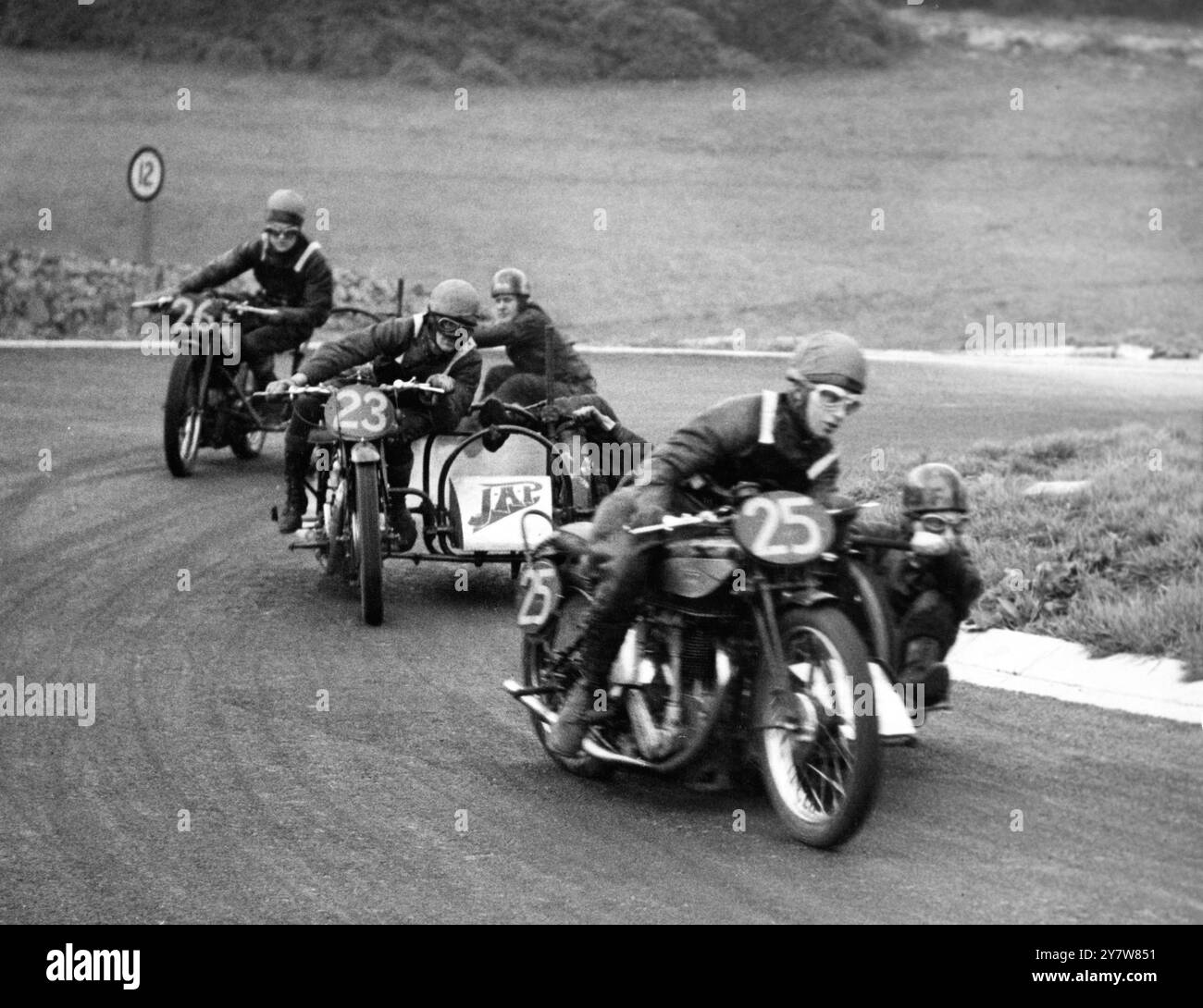 Motorradrennen mit Beiwagen, Teich-Haarnadelkurve, Crystal Palace Road Racing, London, England2 April 1938 Stockfoto
