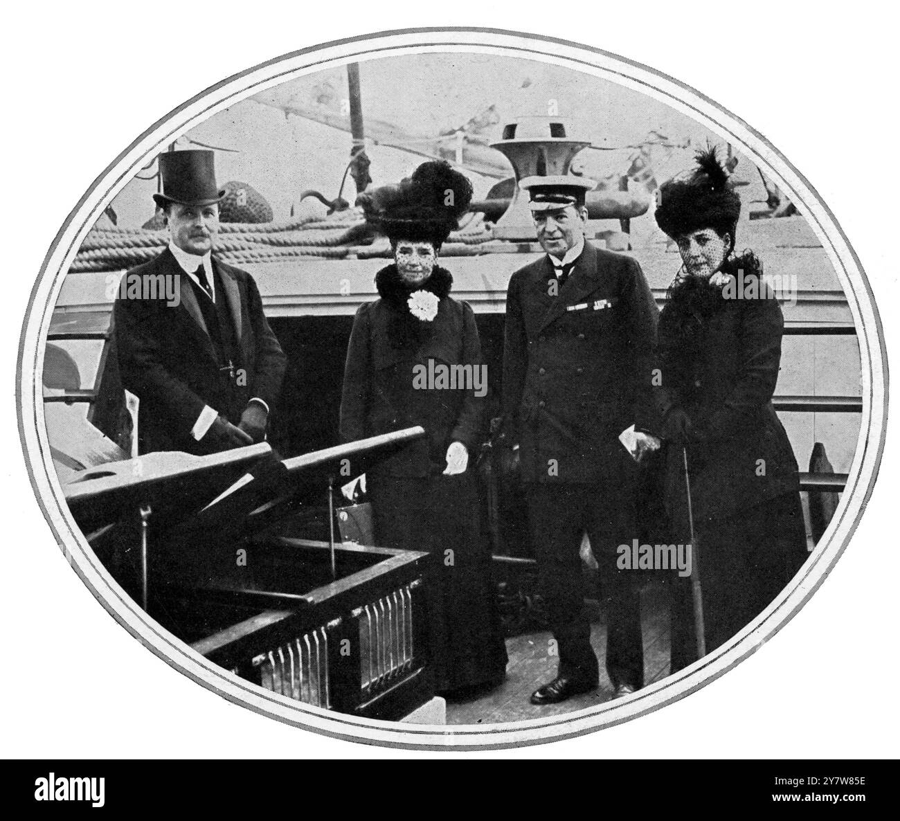 Königliches Interesse an einer Polarexpedition: Königin Alexandra (rechts) und die Witwenkaiserin von Russland mit Sir Ernest Shackleton (zweiter von rechts). Königin Alexandra und ihre Schwester, die Kaiserin der Witwe von Russland, haben ihr Interesse an der bevorstehenden Trans-Antarktis-Expedition gezeigt, indem sie der 'Endurance' einen privaten Besuch abstatten, die jetzt in den South West India Docks in London, England, eingerichtet wird. 25. Juli 1914 Stockfoto