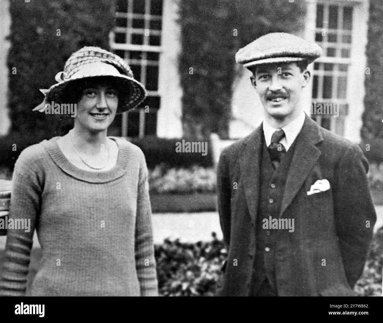 Ein frühes Bild von Harold Macmillan, Finanzminister, der in der Nachfolge von Sir Anthony Eden zum Premierminister ernannt wurde, und seiner Frau Lady Dorothy. Sie heirateten im April 1920 in St. Margaret's, Westminster – dieses Foto wurde kurz nach dem 10. Januar 1957 aufgenommen Stockfoto